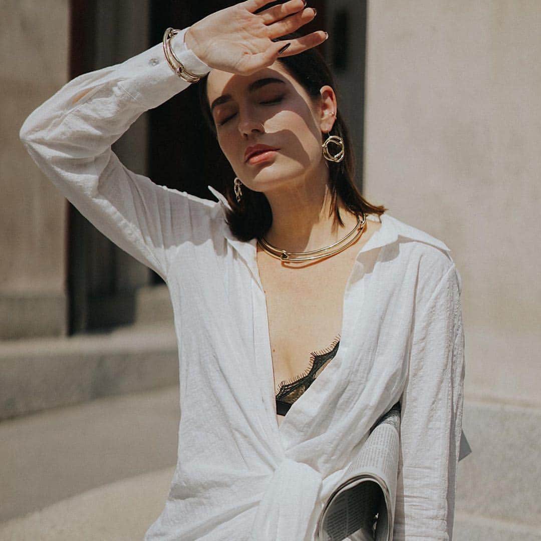 Calvin Kleinさんのインスタグラム写真 - (Calvin KleinInstagram)「That golden glow 〽️ @heartblood pairs our Unified bangle, choker necklace and earrings this #Wednesday. 📸: Hannah Schwarzwimmer ⠀⠀⠀⠀⠀⠀⠀⠀ Tap to shop⤴️ #MYCALVINS」7月24日 23時16分 - calvinklein