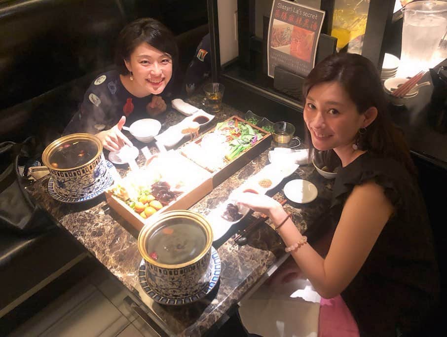 佐々木瞳さんのインスタグラム写真 - (佐々木瞳Instagram)「【今宵はキノコ祭りじゃー🍄】 ・ モワッと暑くて、食欲も少し落ち気味だった今日の私にぴったりなキノコたち🍄 久しぶりに、ゆみこと会って味わってきました☺️💕 仕事からプライベートまで近況報告をしつつ、同世代あるあるで共感の嵐😆✨ ・ 彼女は、型染め作家として活躍中😘ぜひ作品もチェックしてみてね❣️ @yumiko_nakazawa_ ・ 色々な種類のキノコと、深みのあるスープ、本当に美味でした〜✨ハマりそう💕 #キノコ #野菜好き #女子ディナー」7月24日 23時19分 - hitomihappygirl1026