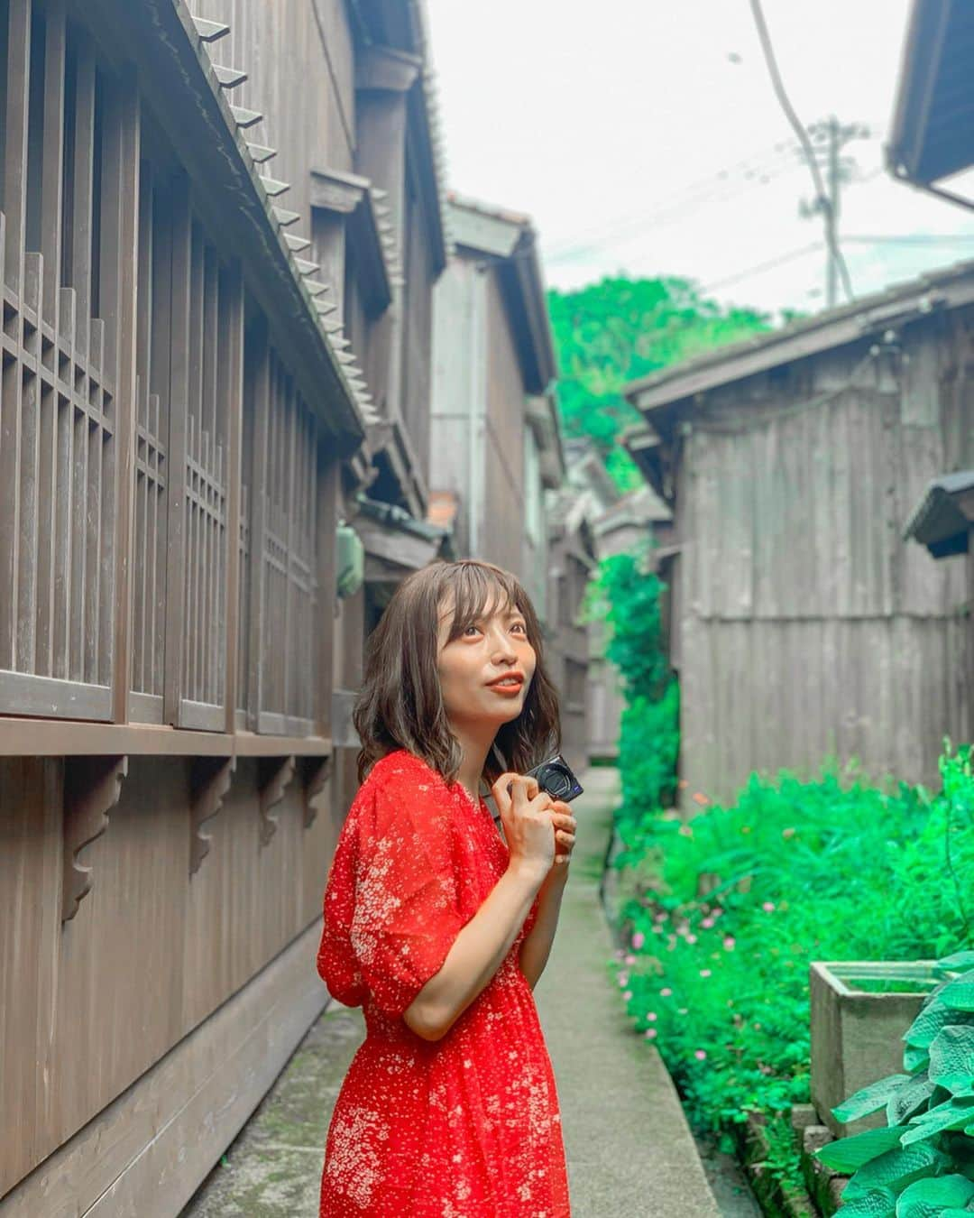 和希詩織さんのインスタグラム写真 - (和希詩織Instagram)「🏄‍♀️🌲🏠離島 @niigata_prefectural_tourism . . たらい舟初体験🙆‍♀️💕 まさにどんぶらこどんぶらこ🍚🌉 . . 水が透き通ってて魚が丸見えで 水のエメラルドグリーンがキレイ👏👏👏 . . 北沢浮遊選鉱場後のオシャレな草のツタとレトロな建物がオシャレかつ壮大な景色に📸 ここから金がコツコツ集められていたと思うと昔の人の根気強さや どの時代も富って大事なんだなぁと実感🤫笑 . . 宿根木の街並みが古き良き木造住宅で今でも人が住んでて カメラ小僧になってた😋笑 . . DIY好きだから昔の釘とか建物の飾りのとかすごい可愛かったなぁ😋 . . mikawaのバナナタルト美味しかったなぁ😋オシャレでまったり👏 . . 力屋観光の青の洞窟の水のエメラルドグリーン1番綺麗だった😲 日本にこんな水の色の場所があるなんてって感じ👏 動画の水の色加工無しだから見て見て🙆‍♀️ . . 新潟の本島に戻るフェリーで 鳥さんにカモられました🦆😋 もは友達レベルの🤝笑笑 楽しかった〜〜新潟美食旅👏 . . 目で楽しみ 口で味わい💯 知らない日本がたくさんあった🤭❤️ . . 全力で推せる土地。 佐渡島の旅でした😋 ステキな時間をありがとう😊 . . . . . #新潟観光 #ガストロノミー #新潟のつかいかた #新潟ガストロノミー#食景色 #日本海美食旅 #女子旅 #新潟 #佐渡島 #夏休み #sadoisland #バケーション #夏休み旅行#女子旅行#離島巡り #アクティビティ #たらい舟 #観光名所#宿根木#街並み #町並み #古民家#北沢浮遊選鉱場後#廃墟#カフェ #島カフェ #アフターヌーンティー#青い海#エメラルドグリーン」7月24日 23時26分 - kazukishiori