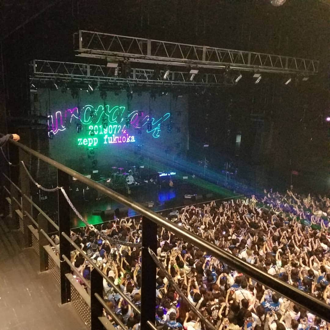 田畑竜介さんのインスタグラム写真 - (田畑竜介Instagram)「BUMP OF CHICKEN＠Zepp福岡  アリーナクラス常連のバンプを ライブハウスで体感できるのは 贅沢な気分✨  物理的に距離が近く、 メンバーの息づかいや表情も伝わり、 生身の彼らが感じられた😌  楽しい時間が過ぎていくことに対して、 「寂しいな」という藤原さんの言葉が ライブの刹那を感じさせ、 ライブに懸ける想いが伝わってきた✨  #bumpofchicken #auroraark  #zeppfukuoka」7月24日 23時26分 - tabacchi_rkb