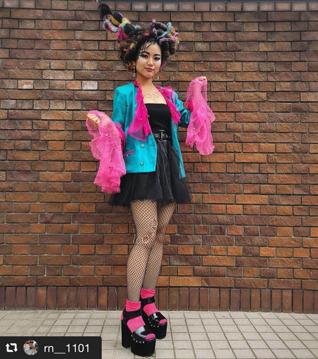 のインスタグラム：「ヘアメイク科1位の作品✨✨ おめでとう🎊🎈🎉 #repost @rn__1101 via @PhotoAroundApp  JOINT1位全国行けるの本当に嬉しい頑張る🔥 モデル引き受けてくれて沢山練習付き合ってくれてありがとうほのかちゃんのおかげです😭❤️」