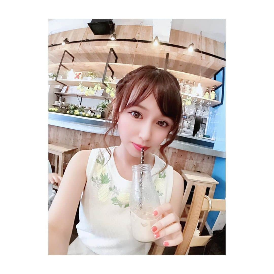 小河結香さんのインスタグラム写真 - (小河結香Instagram)「生クリームが自慢のカフェで 季節のスフレケーキ食べた🧁✨ お洒落な店内に美味しいスイーツに 幸せな午後のひと時でした💖 外暑過ぎて結局髪結んでしまった件🎀笑 #まきばカフェ #スフレケーキ #生クリーム #女子会 #お茶 #スイーツ #ティータイム #sweets #teatime」7月24日 23時33分 - yun2world