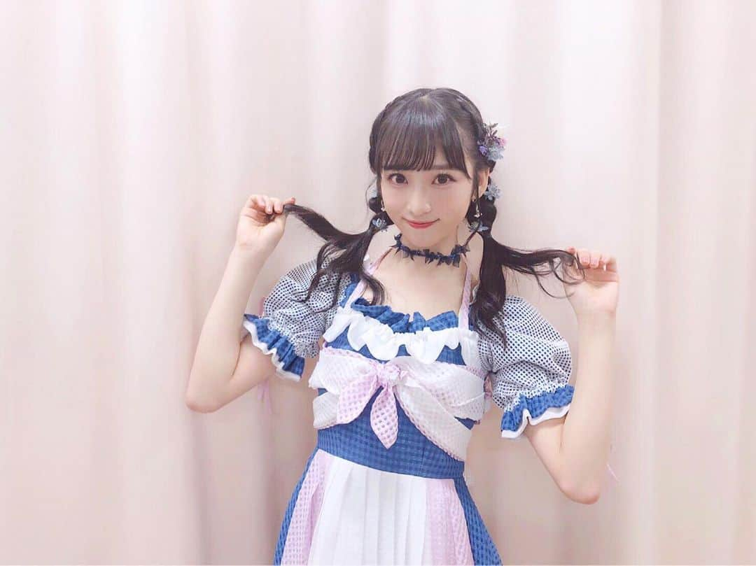 小栗有以さんのインスタグラム写真 - (小栗有以Instagram)「今日は、AKB最新曲「サステナブル」を初披露させて頂きました💐  曲も踊りも衣装も凄く可愛いです！ 今日は、歌番組では初めての三つ編みをしてみました〜！ この三つ編みに最近ハマってます😊❤︎ . . . .  ちなみに… 「サステナブル」の意味は。 「維持する。持ちこたえられる。」という意味だそうです。 ✊🏻✨ . . . .  #FNS夏の歌祭り #AKB48  #サステナブル #三つ編み #ヘアアレンジ #お花」7月24日 23時37分 - yuioguri_1226