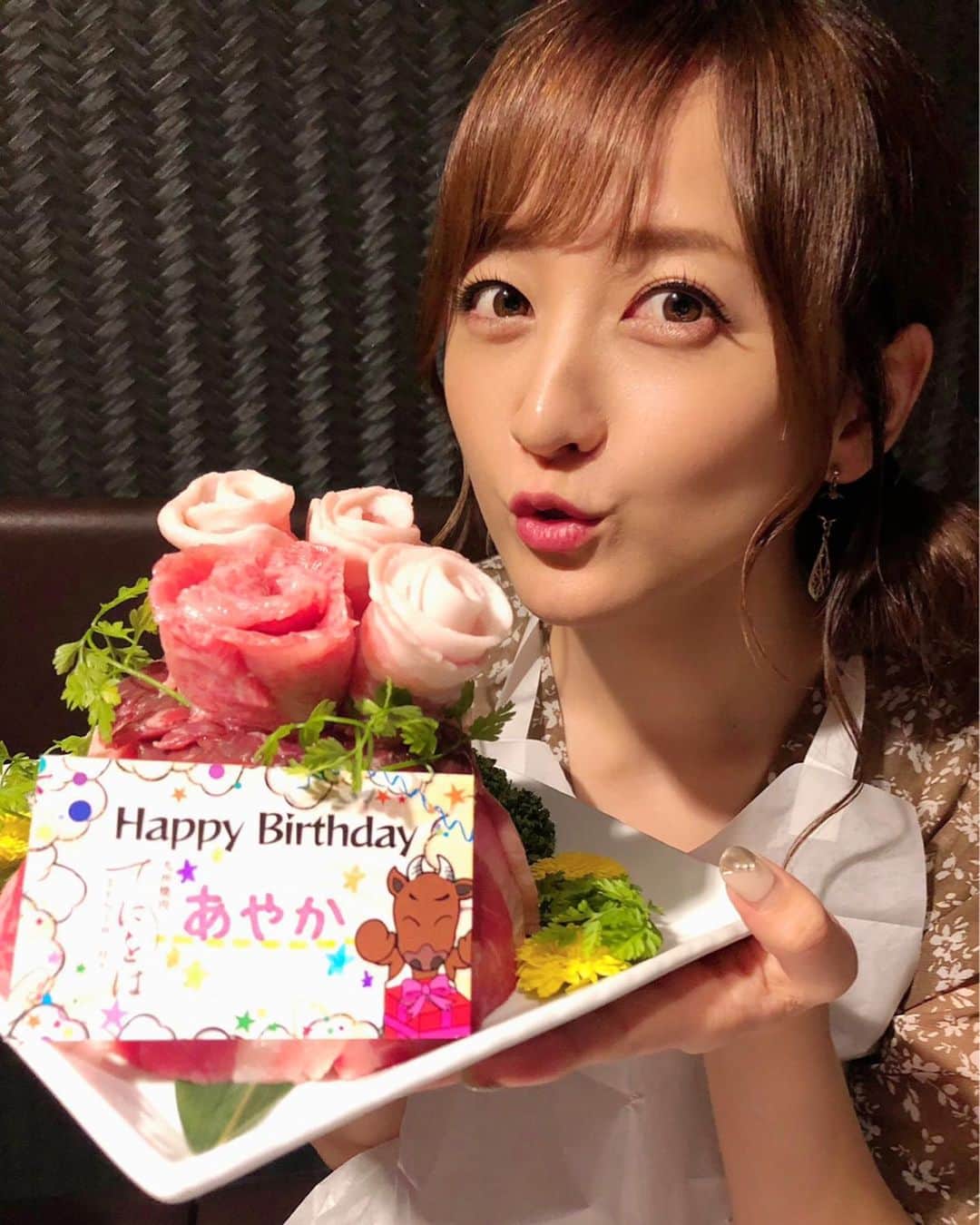 小松彩夏さんのインスタグラム写真 - (小松彩夏Instagram)「﻿ ﻿ 今日は焼肉部の2人に﻿ お祝いしてもらいました(/ _ ; )♡﻿ ﻿ さすが焼肉部！！﻿ 肉ケーキが出てきました！！笑﻿ ﻿ 可愛くて食べるのもったいないけど、ペロリと頂きました♡笑﻿ ﻿ 7年前に舞台で共演した仲間だけど、こうして今も仲良くしてもらえて嬉しい...◡̈♡﻿ ﻿ 去年3人で行った岩手旅行楽しかったなぁ♪﻿ これからも美味しい焼肉も沢山食べに行こうね♡﻿ ﻿ 本当にありがとう！！﻿ ﻿ 皆さんもお祝いのメッセージ沢山ありがとう。全部読んでますからね♡﻿ ﻿ #焼肉部 #焼肉 #肉 #肉好き #肉ケーキ #美味しい #嬉しい #幸せ #誕生日 #幸せを #感じる #いつも #ありがとう #大好き」7月24日 23時37分 - official_ayaka_502