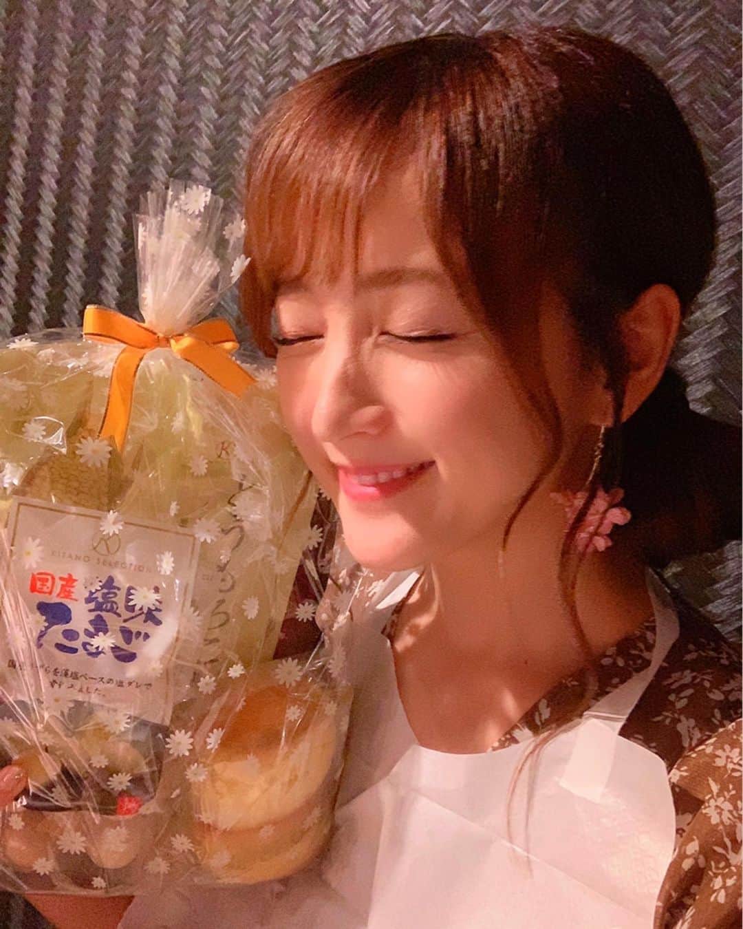 小松彩夏さんのインスタグラム写真 - (小松彩夏Instagram)「﻿ ﻿ 今日は焼肉部の2人に﻿ お祝いしてもらいました(/ _ ; )♡﻿ ﻿ さすが焼肉部！！﻿ 肉ケーキが出てきました！！笑﻿ ﻿ 可愛くて食べるのもったいないけど、ペロリと頂きました♡笑﻿ ﻿ 7年前に舞台で共演した仲間だけど、こうして今も仲良くしてもらえて嬉しい...◡̈♡﻿ ﻿ 去年3人で行った岩手旅行楽しかったなぁ♪﻿ これからも美味しい焼肉も沢山食べに行こうね♡﻿ ﻿ 本当にありがとう！！﻿ ﻿ 皆さんもお祝いのメッセージ沢山ありがとう。全部読んでますからね♡﻿ ﻿ #焼肉部 #焼肉 #肉 #肉好き #肉ケーキ #美味しい #嬉しい #幸せ #誕生日 #幸せを #感じる #いつも #ありがとう #大好き」7月24日 23時37分 - official_ayaka_502