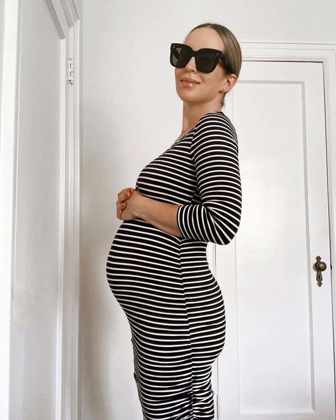 Helena Glazer Hodneさんのインスタグラム写真 - (Helena Glazer HodneInstagram)「Things that get me excited: 1) getting to meet our newest family member in a little over 3 months 🤰🏼👶🏻 (at the same time, really not rushing it, TBH🥴) 2) not having to annoy Keith for a photo because of handy iphone self timers 🙌🏻👏🏻and 3) the start of our updated dining room. We’ve been working with @devon_grace_interiors to spruce it up and we finally got it painted today! We did a dark accent wall and I was definitely nervous, but so happy with the outcome. More in stories. #bkblondebump」7月25日 5時09分 - brooklynblonde1