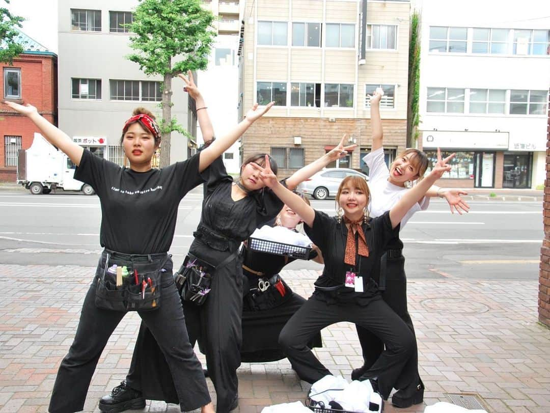 札幌ベルエポック美容専門学校 公式さんのインスタグラム写真 - (札幌ベルエポック美容専門学校 公式Instagram)「本当に仲良いヘアメイク科の2年生(^^) いい仲間です😉👍 #repost @czookey via @PhotoAroundApp . . JOINTお疲れ様でした！ 全員仲良い子で驚き！ . ルナだけトップス白いのಠ_ಠ .」7月24日 23時49分 - sapporobelle