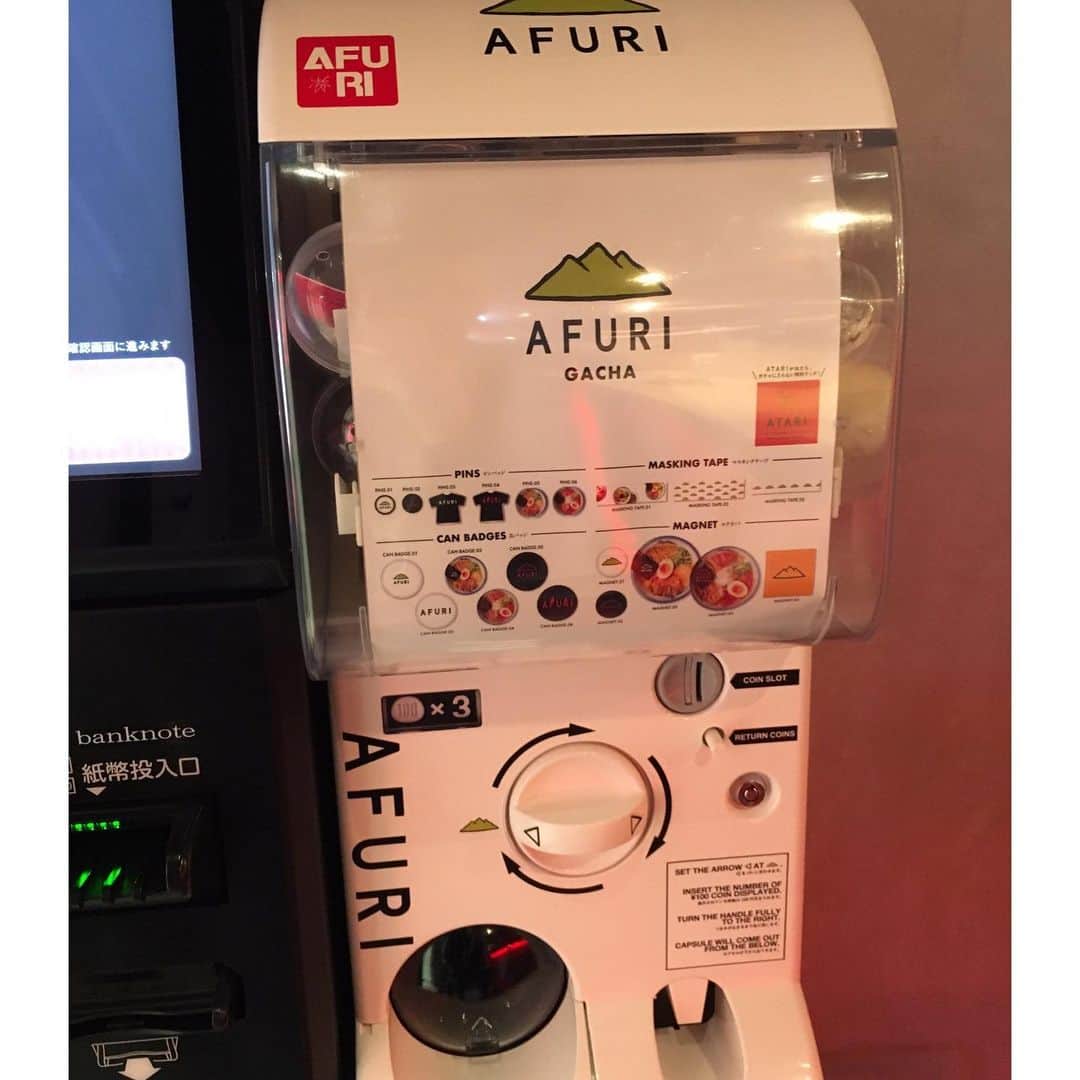 渡邉ひかるさんのインスタグラム写真 - (渡邉ひかるInstagram)「AFURI辛紅 @池袋 辛紅らーめん 980円 プレミアムモルツ 香るエール 650円 鶏チャーシュー 300円 炙りチャーシュー 300円 ・ ・ ・ ・ ・ ・ 池袋西口から歩いて約徒歩5分ほどの場所に位置している1店舗。 外観からも普段食べているAFURIとは、違い、赤を押し出したにした看板が辛そうだなぁ…という印象。 中に入ってみると、夜ご飯時でしたが、まだ店舗も新しい為か並ぶことなく入店着席。 メニューはタッチパネル。 まずは、1番定番な雰囲気のある、辛紅らーめんを。 辛いラーメンがメニューではほとんどですが、辛くないものもあるので、辛いものが苦手な方でも楽しめます！ 内観は、AFURIの文字がライトアップされていたり、なんだか、ちょっとお洒落な雰囲気。 男性は勿論ですが、女性でも入りやすいと思います。 私の選んだ、辛紅らーめんは辛さを選ぶことが出来、ちょうど真ん中辺りの4辛を。 (4辛は追加でお金を払わない中でのMAXの辛さになります) 注文していざ、着丼！ ……………っ！？………赤っ！！！ なかなかのインパクトの赤さ加減！笑 具材は、鳥チャーシュー、ネギ、柚子、唐辛子、海苔。 スープを一口啜ろうとして………！？あ、これは、啜ったらダメなやつだ。笑 ということで、まず最初に麺を。 一口食べると汗がジワッと滲み、爽やかな辛さと柚子の香りが！ おー………これぞ、まさに辛旨。 辛いのが得意な方は、大丈夫か…とは思いますが、すごく得意でない方は、4辛よりも下を選ぶことをお勧めします！笑 美味しい食べたい…食べ進める…汗と涙が止まらない…の連鎖。 この夏にこそ、辛いものを食べて思いっきり汗を流すにも良いかも！ おつまみチャーシューや、お酒もあったり、ガチャガチャもあったりで、色々と楽しめる素敵な1店舗でした。 ・ ・ ・ ・ ・ 営業時間⏰ 11:00〜翌5:00 ・ ・ ・ ・ ・ #AFURI #AFURI辛紅 #東京 #池袋 #らーめん #ラーメン #まぜそば #ラーメン大好き渡邉さん #ラーメン部 #ラーメン女子 #麺スタグラム #渡邉ひかる #辛紅らーめん #辛いラーメン #辛いもの好き #辛い #ramen #ikebukuro」7月24日 23時41分 - ramenwatanabe0215