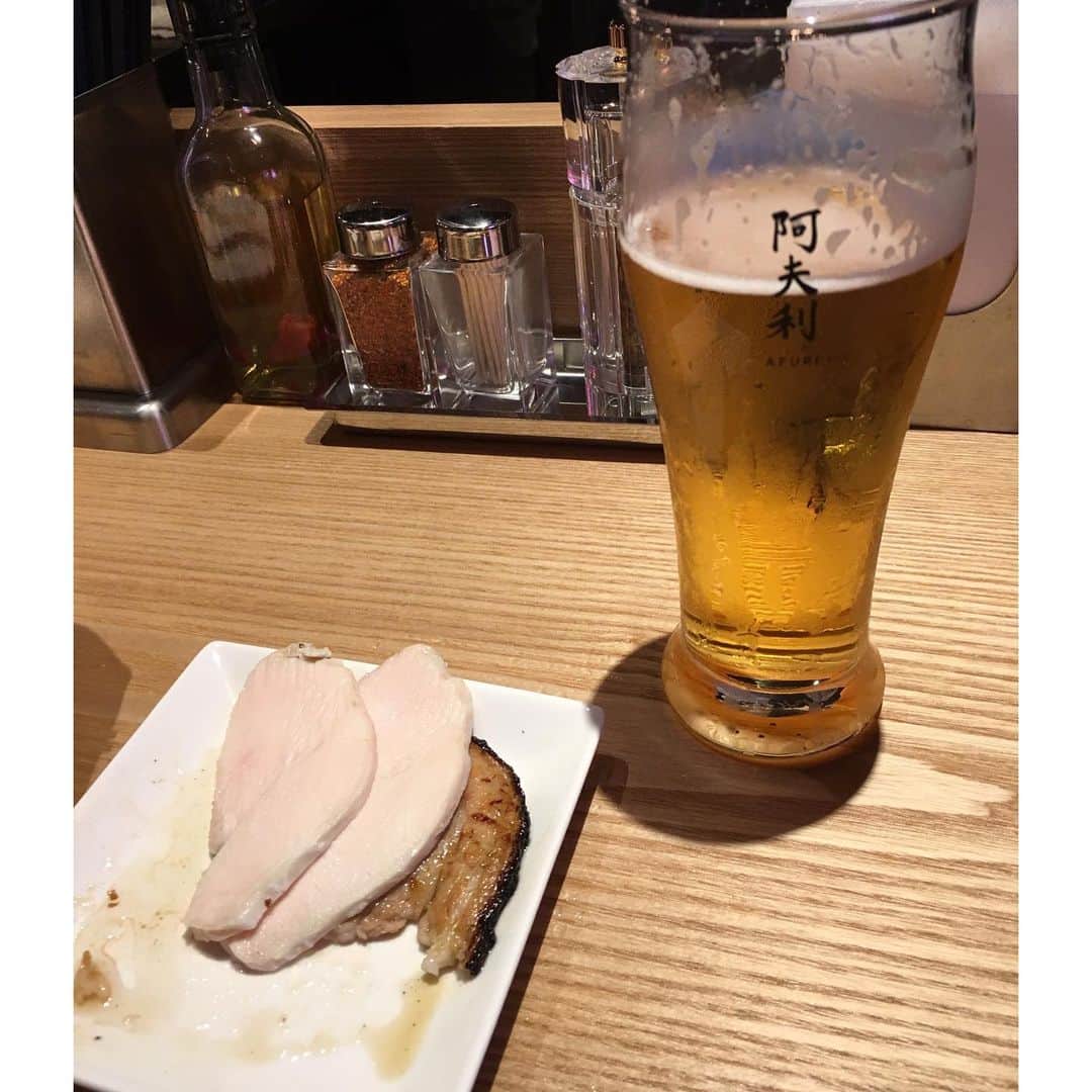 渡邉ひかるさんのインスタグラム写真 - (渡邉ひかるInstagram)「AFURI辛紅 @池袋 辛紅らーめん 980円 プレミアムモルツ 香るエール 650円 鶏チャーシュー 300円 炙りチャーシュー 300円 ・ ・ ・ ・ ・ ・ 池袋西口から歩いて約徒歩5分ほどの場所に位置している1店舗。 外観からも普段食べているAFURIとは、違い、赤を押し出したにした看板が辛そうだなぁ…という印象。 中に入ってみると、夜ご飯時でしたが、まだ店舗も新しい為か並ぶことなく入店着席。 メニューはタッチパネル。 まずは、1番定番な雰囲気のある、辛紅らーめんを。 辛いラーメンがメニューではほとんどですが、辛くないものもあるので、辛いものが苦手な方でも楽しめます！ 内観は、AFURIの文字がライトアップされていたり、なんだか、ちょっとお洒落な雰囲気。 男性は勿論ですが、女性でも入りやすいと思います。 私の選んだ、辛紅らーめんは辛さを選ぶことが出来、ちょうど真ん中辺りの4辛を。 (4辛は追加でお金を払わない中でのMAXの辛さになります) 注文していざ、着丼！ ……………っ！？………赤っ！！！ なかなかのインパクトの赤さ加減！笑 具材は、鳥チャーシュー、ネギ、柚子、唐辛子、海苔。 スープを一口啜ろうとして………！？あ、これは、啜ったらダメなやつだ。笑 ということで、まず最初に麺を。 一口食べると汗がジワッと滲み、爽やかな辛さと柚子の香りが！ おー………これぞ、まさに辛旨。 辛いのが得意な方は、大丈夫か…とは思いますが、すごく得意でない方は、4辛よりも下を選ぶことをお勧めします！笑 美味しい食べたい…食べ進める…汗と涙が止まらない…の連鎖。 この夏にこそ、辛いものを食べて思いっきり汗を流すにも良いかも！ おつまみチャーシューや、お酒もあったり、ガチャガチャもあったりで、色々と楽しめる素敵な1店舗でした。 ・ ・ ・ ・ ・ 営業時間⏰ 11:00〜翌5:00 ・ ・ ・ ・ ・ #AFURI #AFURI辛紅 #東京 #池袋 #らーめん #ラーメン #まぜそば #ラーメン大好き渡邉さん #ラーメン部 #ラーメン女子 #麺スタグラム #渡邉ひかる #辛紅らーめん #辛いラーメン #辛いもの好き #辛い #ramen #ikebukuro」7月24日 23時41分 - ramenwatanabe0215