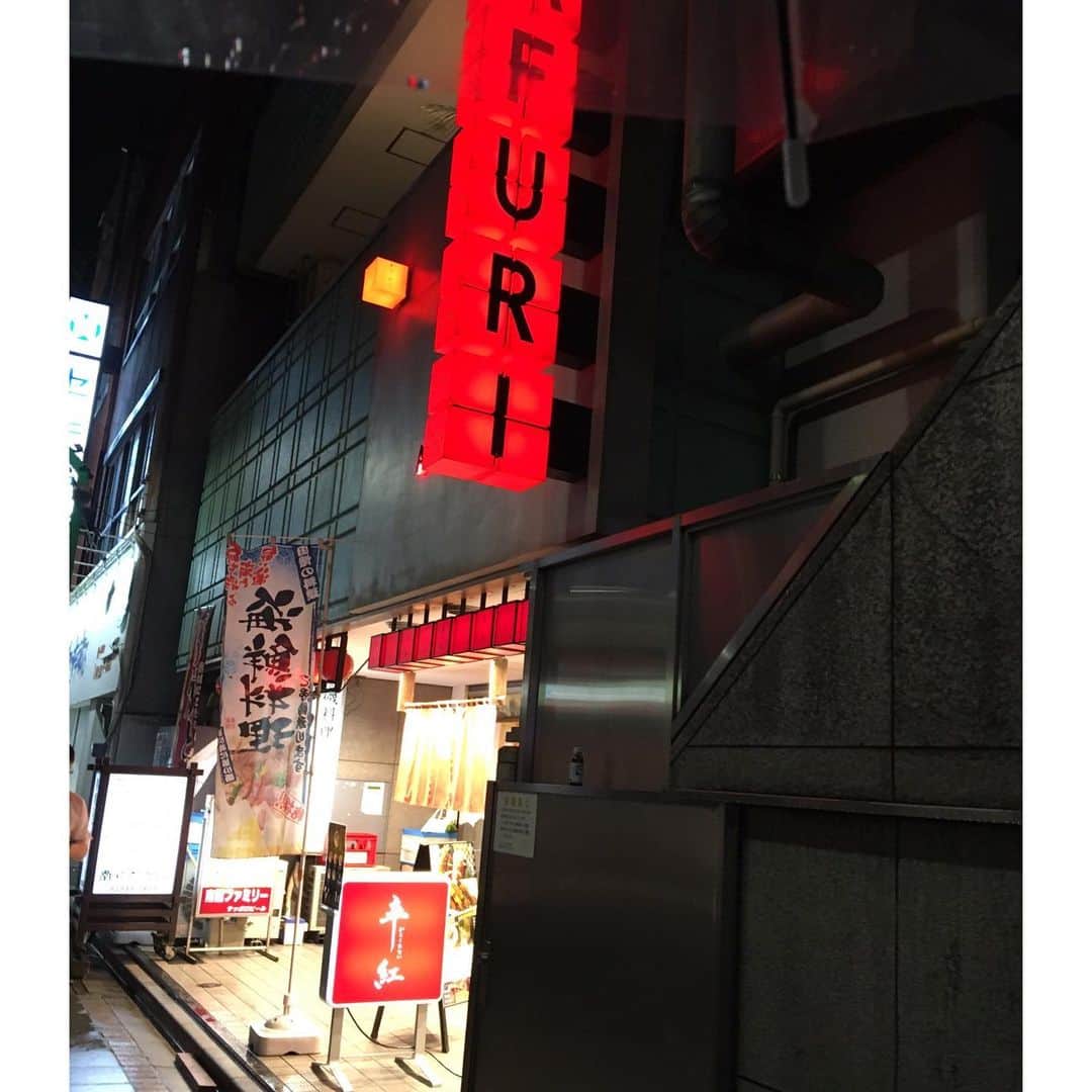 渡邉ひかるさんのインスタグラム写真 - (渡邉ひかるInstagram)「AFURI辛紅 @池袋 辛紅らーめん 980円 プレミアムモルツ 香るエール 650円 鶏チャーシュー 300円 炙りチャーシュー 300円 ・ ・ ・ ・ ・ ・ 池袋西口から歩いて約徒歩5分ほどの場所に位置している1店舗。 外観からも普段食べているAFURIとは、違い、赤を押し出したにした看板が辛そうだなぁ…という印象。 中に入ってみると、夜ご飯時でしたが、まだ店舗も新しい為か並ぶことなく入店着席。 メニューはタッチパネル。 まずは、1番定番な雰囲気のある、辛紅らーめんを。 辛いラーメンがメニューではほとんどですが、辛くないものもあるので、辛いものが苦手な方でも楽しめます！ 内観は、AFURIの文字がライトアップされていたり、なんだか、ちょっとお洒落な雰囲気。 男性は勿論ですが、女性でも入りやすいと思います。 私の選んだ、辛紅らーめんは辛さを選ぶことが出来、ちょうど真ん中辺りの4辛を。 (4辛は追加でお金を払わない中でのMAXの辛さになります) 注文していざ、着丼！ ……………っ！？………赤っ！！！ なかなかのインパクトの赤さ加減！笑 具材は、鳥チャーシュー、ネギ、柚子、唐辛子、海苔。 スープを一口啜ろうとして………！？あ、これは、啜ったらダメなやつだ。笑 ということで、まず最初に麺を。 一口食べると汗がジワッと滲み、爽やかな辛さと柚子の香りが！ おー………これぞ、まさに辛旨。 辛いのが得意な方は、大丈夫か…とは思いますが、すごく得意でない方は、4辛よりも下を選ぶことをお勧めします！笑 美味しい食べたい…食べ進める…汗と涙が止まらない…の連鎖。 この夏にこそ、辛いものを食べて思いっきり汗を流すにも良いかも！ おつまみチャーシューや、お酒もあったり、ガチャガチャもあったりで、色々と楽しめる素敵な1店舗でした。 ・ ・ ・ ・ ・ 営業時間⏰ 11:00〜翌5:00 ・ ・ ・ ・ ・ #AFURI #AFURI辛紅 #東京 #池袋 #らーめん #ラーメン #まぜそば #ラーメン大好き渡邉さん #ラーメン部 #ラーメン女子 #麺スタグラム #渡邉ひかる #辛紅らーめん #辛いラーメン #辛いもの好き #辛い #ramen #ikebukuro」7月24日 23時41分 - ramenwatanabe0215