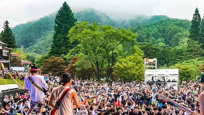 Shun さんのインスタグラム写真 - (Shun Instagram)「🤘🏻野外最高🤘🏻 ・ ・ 熱い血の通ったイベントやフェスは、主催者やスタッフの想いがしっかりと現場に憑依して、出演者たちがそれを繋いで客席へ飛ばす。 そこにいた皆が「んじゃまた来年！」って余韻を味わいながら帰ってく。 ・ ・ 飯田(長野)の焼来肉ロックフェス、東京のMURO FES、また帰って来たいと心底思った素晴らしい２DAYSだった。 両フェスの主催者&スタッフの皆さん、過酷な現場環境の中、素晴らしい時間とステージを作るために一生懸命動いて頂きありがとうございました！ ・ ・ そして集まったオーディエンスの皆さん、ナイスモッシュ&シンガロング👏🏻💯動画多めにアップするので、自分のナイスな姿を見つけてね👀 ・ ・ TOTALFATの夏、始まったよ❓☀️一緒に楽しみ散らかしましょう2019。 ・ ・ TOTALFAT FOR SUMMER🤙🏻 ・ ・ ①~⑤ 焼来肉ロック // ⑥~⑩ MURO FES (⑧~⑩ 📷 @tamaishingo22 )」7月24日 23時42分 - totalfat.shun
