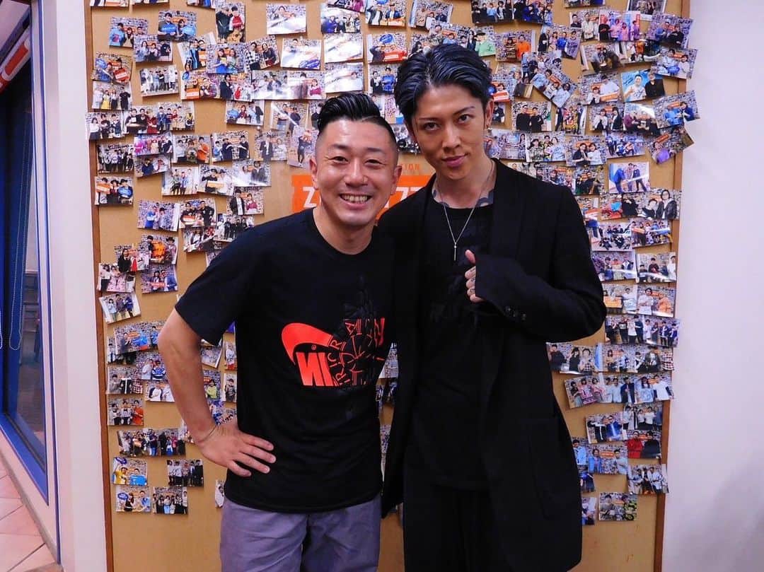 のインスタグラム：「「MIYAVI、バリバリなんだってねー！」 「MIYAVIー！」 「MIYAVIー、カモーン！」 「またやろう」  この会話で全てが伝わる、MIYAVIと永ちゃん。  音楽の力よ。  MIYAVI、今週末、ポートランドでライブー！！ #tdx #ttime #tですよ #miyavi #crystalballroom #こう見えて2つ違いの同世代」