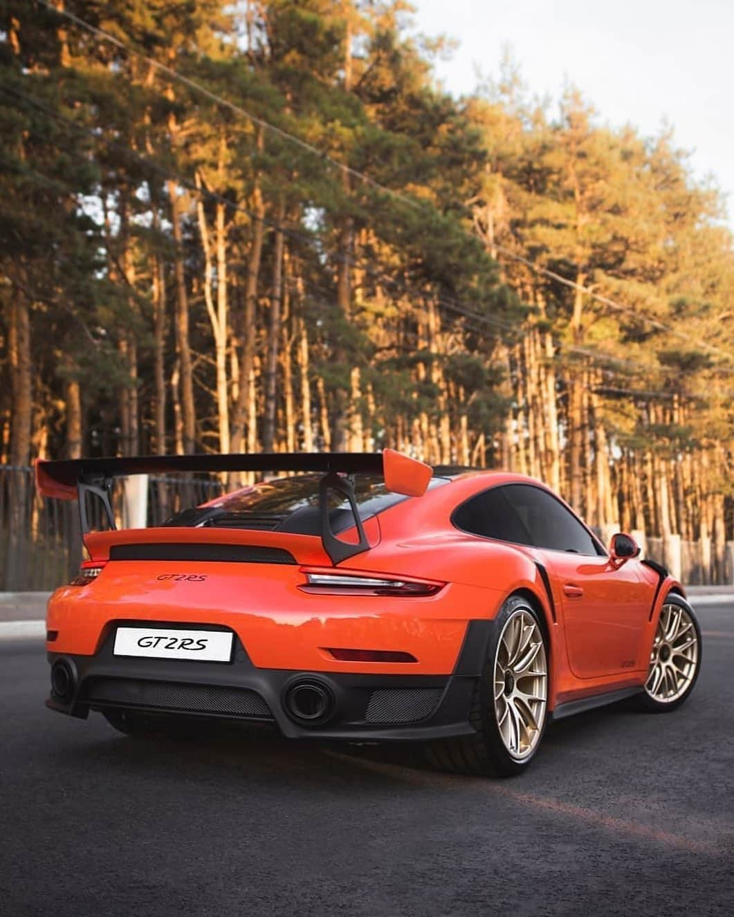 Porscheさんのインスタグラム写真 - (PorscheInstagram)「Lava Orange is ready to flow. #PorscheMoment #LavaOrange #Porsche #GT2RS #TimelessMachine #Porsche911 #991 (📸: @k.kvartz)  __  Combined fuel consumption in accordance with EU 6: 911 GT2 RS: 11,8 l/100 km; CO2 emissions: 269 g/km」7月24日 23時45分 - porsche