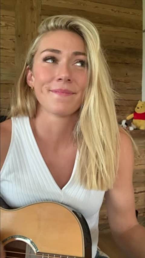 ミカエラ・シフリンのインスタグラム：「Don’t have a lot of time to play... but when I do it makes me happy🤗 (obviously the fact that I’m putting this out for the world means you are all able to say what you want about it but if I could just ask you refrain from specifically the “stick to your day-job” comments...that would be great. Just try to be at least a little more creative at least 😂) (🎵: @dansultanmusic covered by @missyhigginsmusic)」