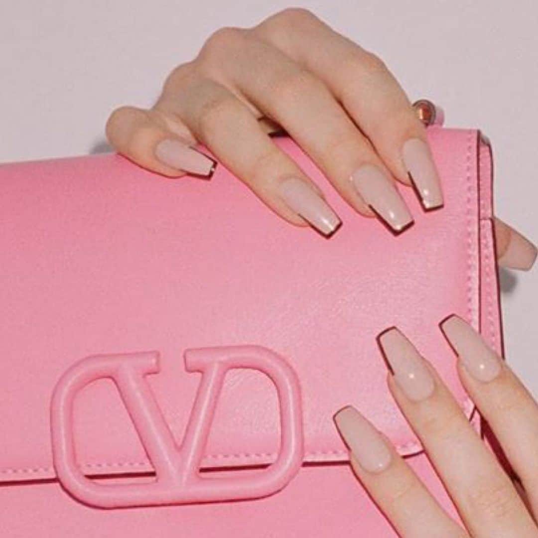 Mei Kawajiriさんのインスタグラム写真 - (Mei KawajiriInstagram)「#Repost @maisonvalentino  In New York City, Claire (@rowanblanchard) recovers from her recent Snapchat breakup by way of @janetmock, @lukegilford and the baby pink Valentino Garavani #VSLING bag.  Nails are nude with black square edge 🖤 #nailsbymei」7月24日 23時57分 - nailsbymei