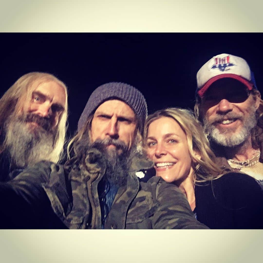 ロブ・ゾンビのインスタグラム：「The 3 FROM HELL gang moments after shooting our final shot on our final night of filming . GET YOUR TICKETS NOW!!!!! At www.fathomevents.com for special showings on SEPTEMBER 16, 17 & 18 at a theater near you!!!!! #robzombie #sherimoonzombie #billmoseley #richardbrake #3fromhell」