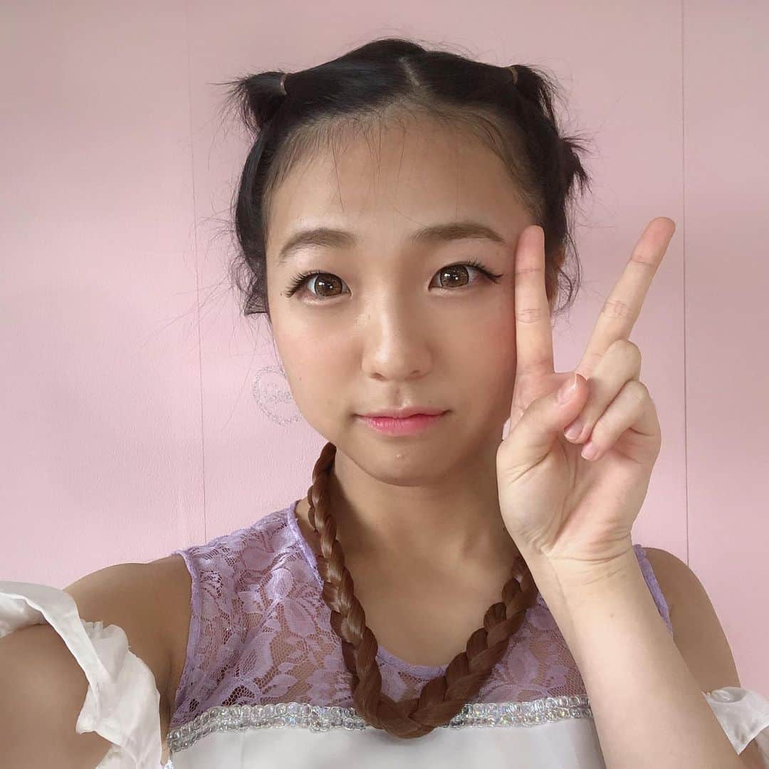 のインスタグラム：「#辻ちゃんネル 辻ちゃんメイクをご本人にしていただきました！！！！ 可愛くなれたかなああああ！！！ とりあえず途中経過を↑  完成形は本編へ！！！ 辻さんありがとうございました😊 辻さんが優しすぎて😭💖 楽しすぎました〜！ #アプガ2  https://youtu.be/zEK-PLiAIlI」