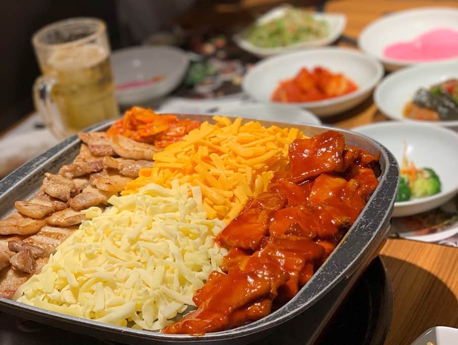 奥山夏織さんのインスタグラム写真 - (奥山夏織Instagram)「大好きな韓国料理❤️✨新大久保で#チーズサムギョプサルと#アイスドラフト と一緒に♪ ・ でも実は元野球選手の田中さんとゆりかちゃんと一緒に取材のお仕事でした☺️ ・ #アイスドラフト はまさに女の子向けに作られてるようで、コップが軽くて持ちやすく、ビールって早く飲めないから最後ぬるくて全部飲めなくなるんですが、氷が入ってるので最後まで美味しく飲めます🤤 ・ 度数も溶けたように高めに設定してされているらしい❣️夏場にほんともってこいな飲み物💓辛い料理にも合ってて良かった☺️新大久保の#とんちゃん で飲めますよー🙋‍♀️✨ ・・・ #アイスドラフト #アイドラ #氷入りビール #とんちゃんプラス職安通り店 #韓国料理 #韓国 #新大久保ご飯 #新大久保グルメ #新大久保 #新宿 #取材」7月24日 23時51分 - okuyama_kaori
