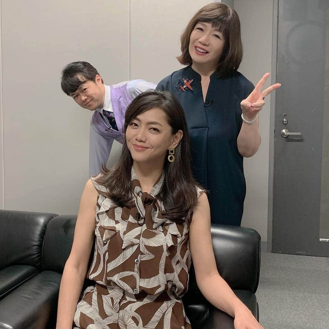 前田典子さんのインスタグラム写真 - (前田典子Instagram)「今日はフジテレビ #ライブニュースイット #アレコレト！ のコーナーに 出演させていただきました❣️ 📺  #山田美保子さん と #荘口彰久 さん と スタジオ前室にて 遠近法を使わせてもらいます！と 後ろに下がるお2人 😅笑 荘口さん下がりすぎやんかぁ〜  #劇団遠近法 ？  今日のファッションは @grace_continental.div  の セットアップ #ピアス は @galerievie_jp」7月24日 23時51分 - maenorichang