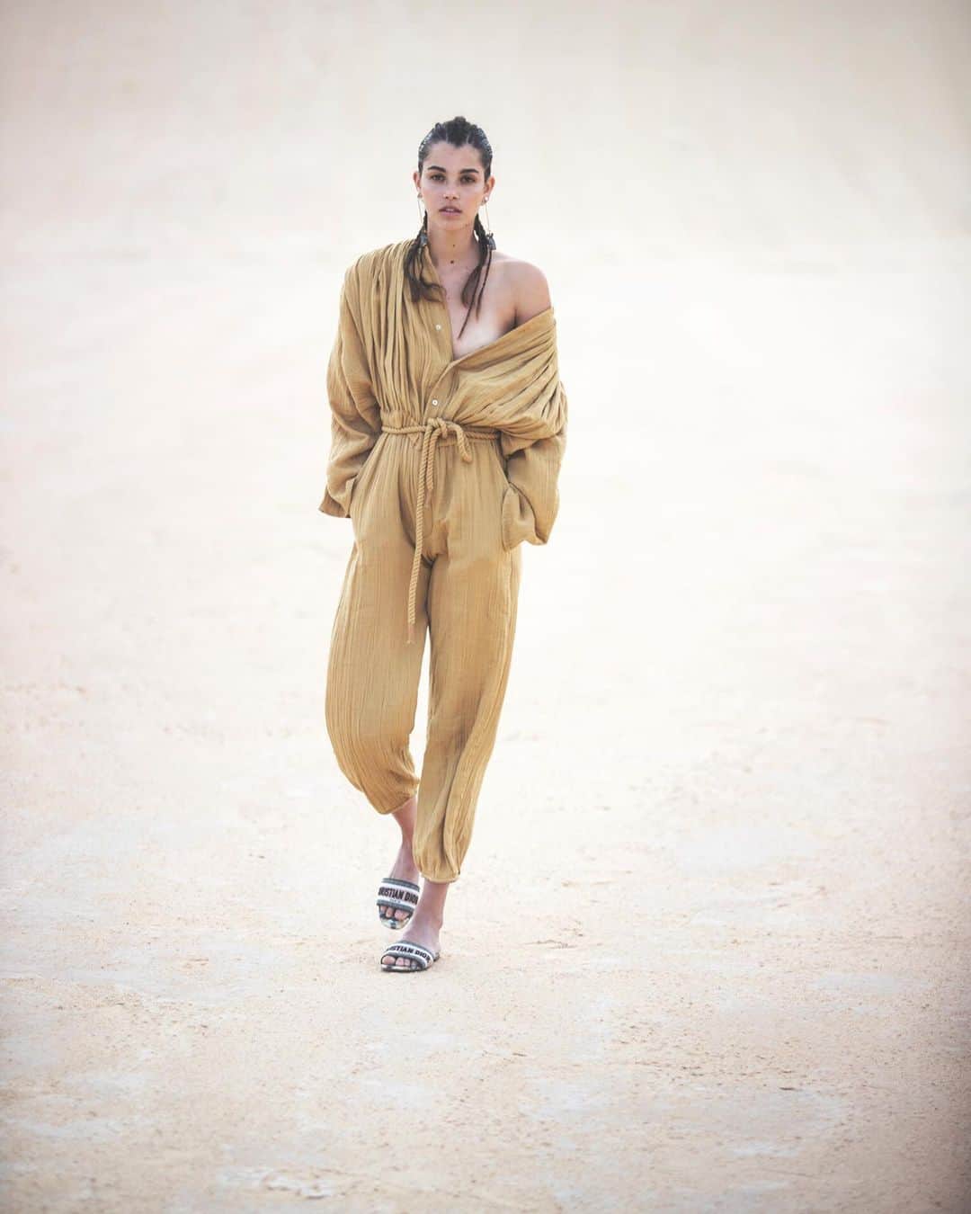 ポーリーヌ・オアロのインスタグラム：「I got lost in the desert 🐪 @davidbellemere」