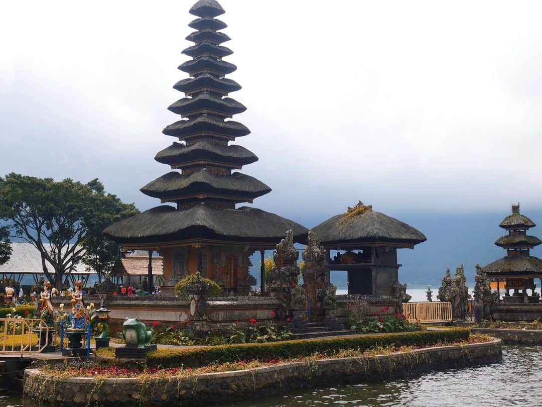 ジョアナ・サンスさんのインスタグラム写真 - (ジョアナ・サンスInstagram)「Templo Ulun Danu, dedicado a la diosa del lago 💁🏽‍♀️ #Bali #ulundanutemple」7月25日 0時06分 - joanasanz