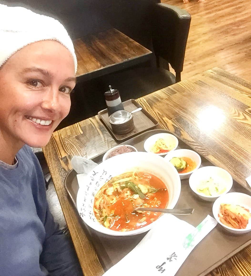 シャーニ・ヴィンソンのインスタグラム：「Now that I’m 36 I eat out alone and wear a towel on my head at restaurants.🧖🏽‍♀️🥣🥢 #birthdaytreat #spaday #olympicspa #koreanspa #koreanbathhouse #pampertime #dayspa #bathhouse #koreanfood #metime #birthday #spaitgirl」