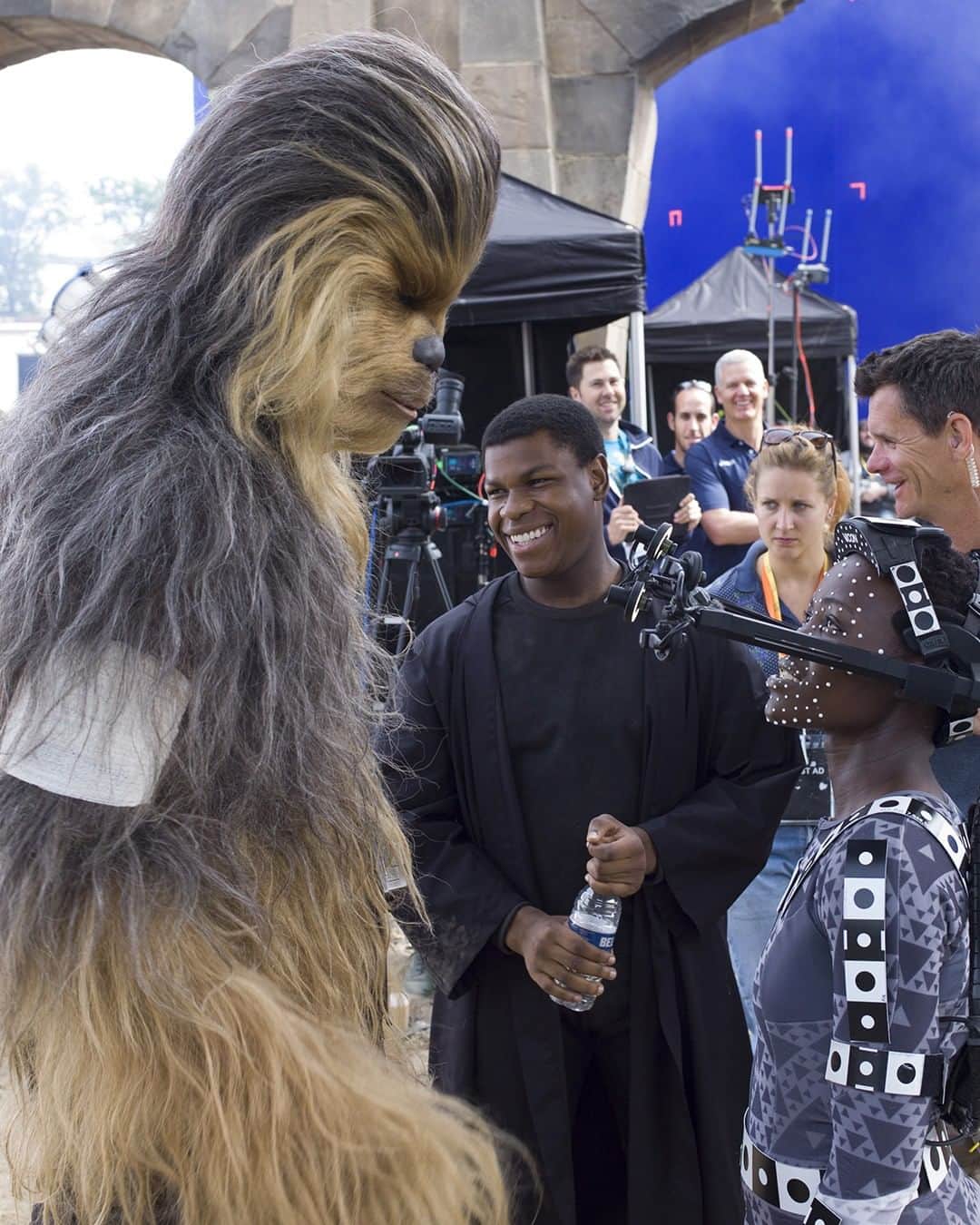 スター・ウォーズさんのインスタグラム写真 - (スター・ウォーズInstagram)「Chewie, his not so secret admirer Maz Kanata (played by @lupitanyongo), and @JohnBoyega in between takes on the set of Star Wars: #TheForceAwakens. #WookieeWednesday」7月25日 0時00分 - starwars