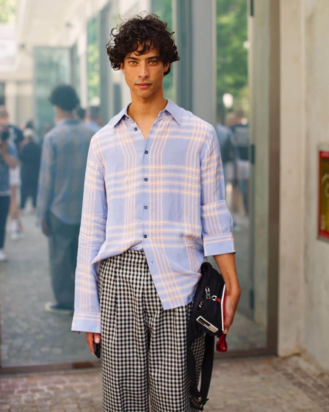 スコット・シューマンのインスタグラム：「Pattern mixing is really about scale and how they can compliment and contrast in a harmonious way (and beautiful curly hair helps too) Milano (of course)」