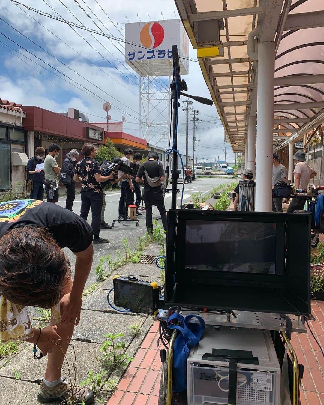 村上隆さんのインスタグラム写真 - (村上隆Instagram)「July 24, 2019 The filming of my short film has just kicked into gear with the actors.  This project has been in the making for the past 4 years. The music is already done, and we've finally been able to start the main filming process.  The producer is Shinji Ogawa, @maguromaru34 who produced Norwegian Wood, a movie directed by Tran Anh Hung, based on Haruki Murakami's novel. The locations of the shoots are in areas with high levels of radiation in Fukushima.  We will monitor the amount of radiation that the staff will be exposed to using a Geiger counter at every film location, and will gauge their total daily amount of exposure, but by no means are these levels low. The scenery one encounters vary from area to area. While some areas are a total ghost-town, in other areas you can see signs of life returning little by little as some residents come back to their homes. You may even come face to face with a family of boars walking about.  I look forward to what kind of footage we can capture in the next 1 week.」7月25日 0時14分 - takashipom