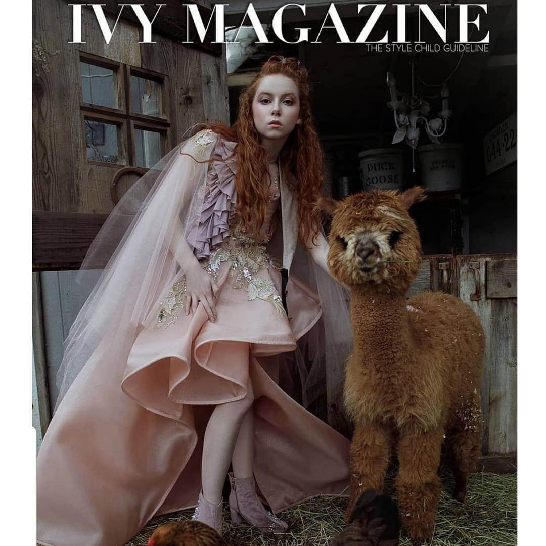 フランチェスカ・カパルディのインスタグラム：「CAMP Had so much fun doing this shoot! 💙 Check out @ivymagazines Photography & Styling by @olesjamueller  Hair & Makeup by @barbarawhodoesmakeup Filmed at @littlehorseontheprairie」