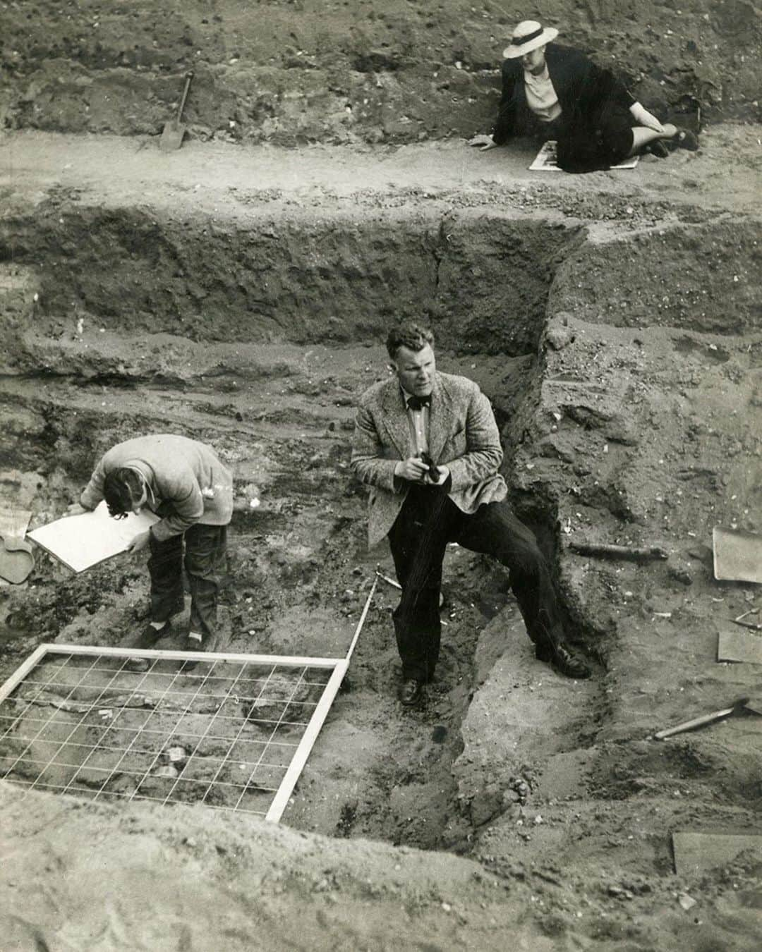 大英博物館さんのインスタグラム写真 - (大英博物館Instagram)「This year is the 80th anniversary of the spectacular Sutton Hoo discovery.  In 1939, archaeologists excavating mounds in the east of England revealed the skeleton of a 27-metre-long ship, and inside they found a burial chamber full of incredible treasures. It was probably the burial site of an Anglo-Saxon king – although his identity is lost to time.  These photos show the scale of the excavations in 1939, and the unearthing of some of the gold objects ✨  You can learn more about the excavations at Sutton Hoo in a special display in Room 2.  #SuttonHoo80 #SuttonHoo #AngloSaxon #BritishMuseum #archaeology #history #London #UK」7月25日 0時20分 - britishmuseum