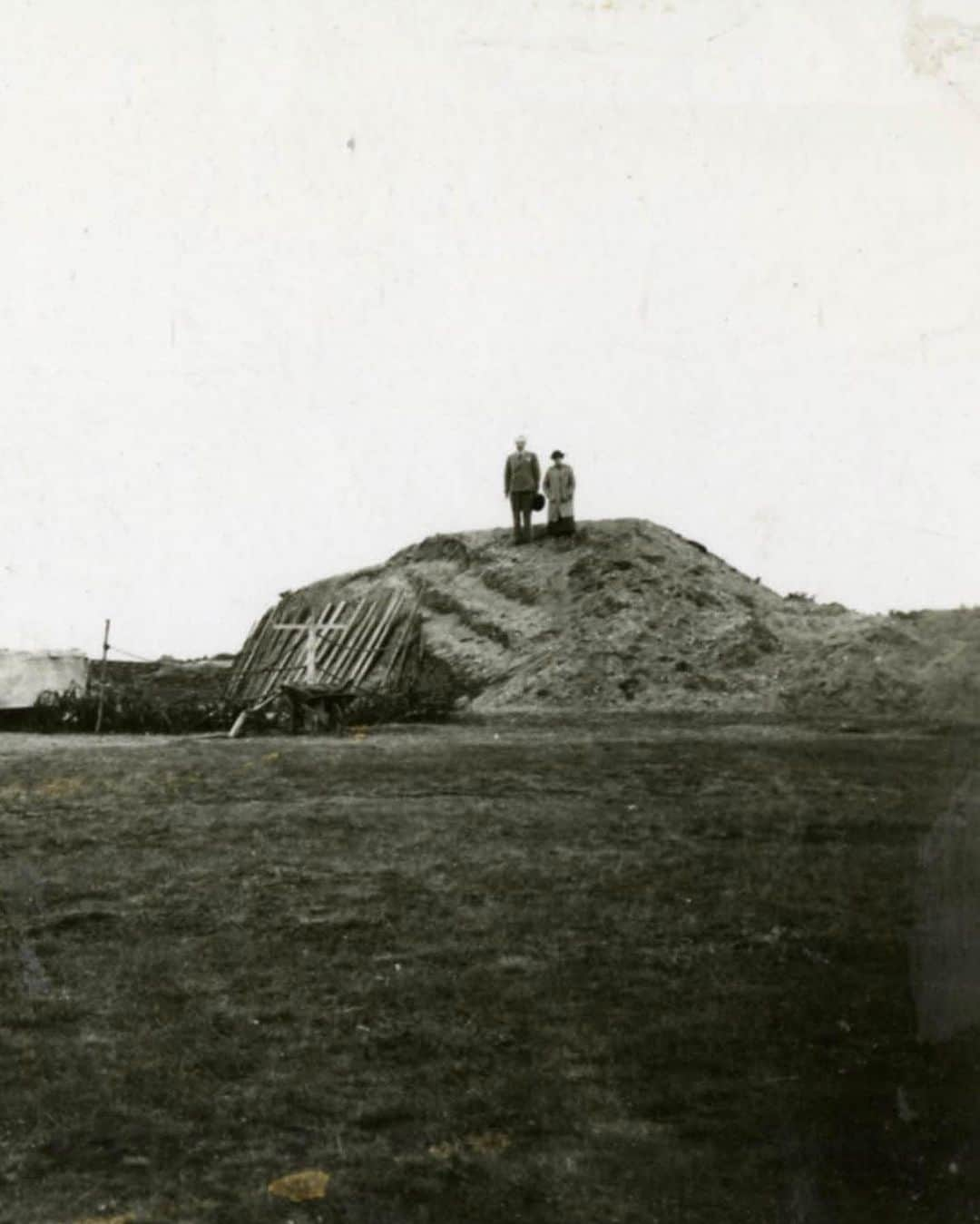 大英博物館さんのインスタグラム写真 - (大英博物館Instagram)「This year is the 80th anniversary of the spectacular Sutton Hoo discovery.  In 1939, archaeologists excavating mounds in the east of England revealed the skeleton of a 27-metre-long ship, and inside they found a burial chamber full of incredible treasures. It was probably the burial site of an Anglo-Saxon king – although his identity is lost to time.  These photos show the scale of the excavations in 1939, and the unearthing of some of the gold objects ✨  You can learn more about the excavations at Sutton Hoo in a special display in Room 2.  #SuttonHoo80 #SuttonHoo #AngloSaxon #BritishMuseum #archaeology #history #London #UK」7月25日 0時20分 - britishmuseum