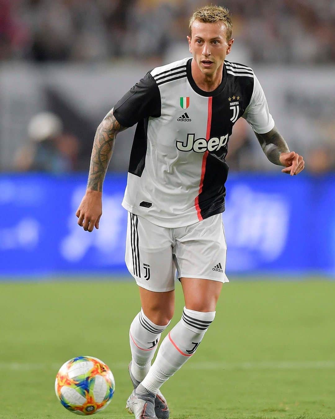 フェデリコ・ベルナルデスキのインスタグラム：「Derby d’Italia!!! 👊🏻💥 thank you Nanjing for your incredible support! #finoallafine #forzajuve」