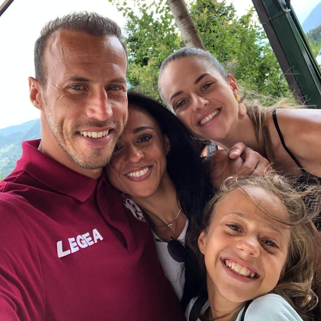 バンゲリス・モラスのインスタグラム：「❤️❤️❤️❤️❤️❤️ Love you @afroditi_tsd @elena__mora + VALIA #love #family #mystrength」