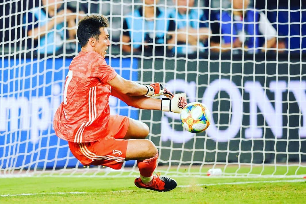 ジャンルイジ・ブッフォンさんのインスタグラム写真 - (ジャンルイジ・ブッフォンInstagram)「Second match: #JuveInter #ICC2019 #MeetTheWonder 💪🏻💪🏻💪🏻 #Nanjing 🇨🇳 #finoallafine」7月25日 0時28分 - gianluigibuffon