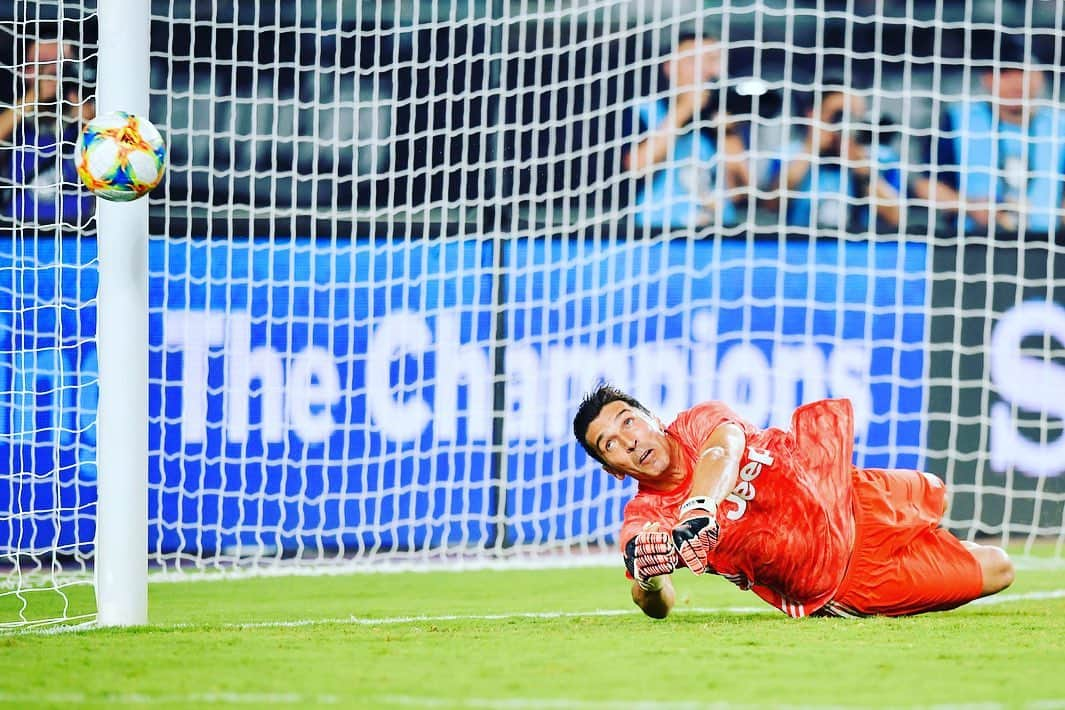 ジャンルイジ・ブッフォンさんのインスタグラム写真 - (ジャンルイジ・ブッフォンInstagram)「Second match: #JuveInter #ICC2019 #MeetTheWonder 💪🏻💪🏻💪🏻 #Nanjing 🇨🇳 #finoallafine」7月25日 0時28分 - gianluigibuffon