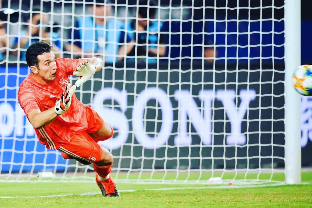 ジャンルイジ・ブッフォンさんのインスタグラム写真 - (ジャンルイジ・ブッフォンInstagram)「Second match: #JuveInter #ICC2019 #MeetTheWonder 💪🏻💪🏻💪🏻 #Nanjing 🇨🇳 #finoallafine」7月25日 0時28分 - gianluigibuffon