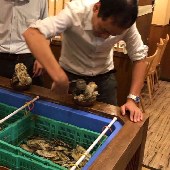 鶏魚 谷町のインスタグラム：「鶏魚です！しーちゃんです🎶 やっと梅雨が明けましたね*\(^o^)/* と、思ったらカンカン照りの一日でした(^_^;) 天神祭もなんのその、鶏魚も常連の方々で賑わいました♡ #天神祭 #コース料理 #鶏魚 #大阪 #谷町四丁目 #駅近 #セルフ飲み放題 #地域最安値 #コース #座敷 #個室 #貝盛り放題 #ガンガン焼き #あさり #はまぐり #ホンビノス貝 #牡蠣 #さざえ #飲み会 #女将」