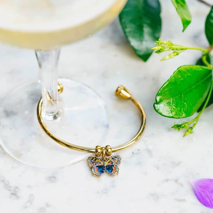 リンクスオブロンドンのインスタグラム：「The countdown for Links Mayfair summer event is on! Join us tomorrow at Links in Mayfair: 5–7.30pm to experience the world of our new Wildlife Charms collection, @seedlipdrinks , personal astrology readings by @nymphofneptune and more. Book now via link in bio.  #LinksSummerEvent #LinksWildlife」