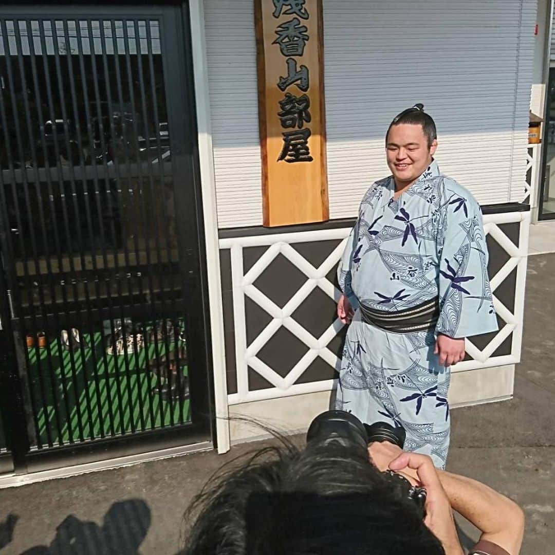 新垣泉子さんのインスタグラム写真 - (新垣泉子Instagram)「魁勝、新十両昇進おめでとう！！！ 嬉しいニュースが入ってきました！！！！（≧∇≦） 浅香山部屋に、ついに十両力士の誕生です！！！ 直方出身、元大関魁皇《浅香山親方》が2014年に師匠となって初めての十両力士です(*≧∀≦*) 浅香山部屋の部屋開きの時から取材、応援させていただいているので、なんだか自分の家族の事のように嬉しいです！！！ 魁勝のこの笑顔の裏に、人一倍、真面目に真面目に、ひた向きに努力する姿を見てきたので、本当にその努力が実って良かったなと思います（ ; ; ）  もちろんまだまだこれからだけど、今年の九州場所が、今から楽しみです(o^^o)☆ おめでとう！あさき！！！ #浅香山部屋 #新十両 #新十両昇進 #魁勝 #あさき #真面目 #努力家 #優しい #笑顔 #元大関魁皇 #魁皇 #親方の喜ぶ顔が目に浮かびます #親方への #最高のお誕生日プレゼント #大相撲 #九州場所 #今から楽しみです #sumo #sumou #sumowresling」7月25日 0時37分 - motoko.arakaki