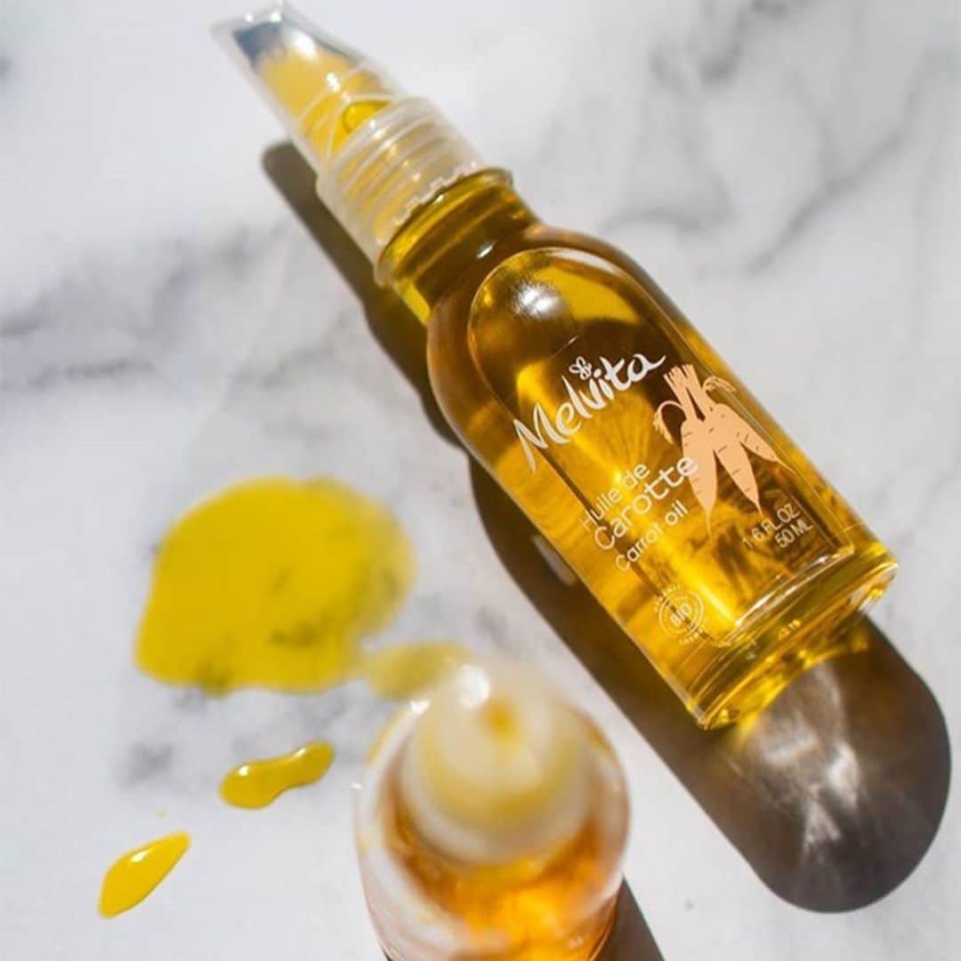 Melvita Officialのインスタグラム：「On ignore toujours si la carotte 🥕 rend aimable, mais ce qui est sûr, c’est qu’elle fait du bien à votre peau. ⠀ Un effet bonne mine immédiat !⠀ Merci à @vanellistudio pour cette jolie photo 😍⠀ #Melvita #Cosmetiquebio #Carotte #Goodvibes #Summer #huilevegetale #Beaute #MadeinFrance #HuiledeCarotte #SummerVibes」