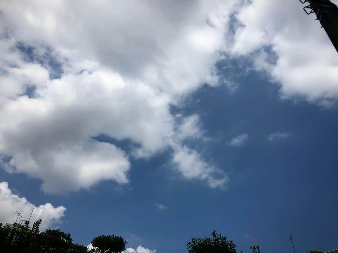 JILLさんのインスタグラム写真 - (JILLInstagram)「GYMが終わって外に出たら青空❣️だったが今週末は、また台風とか...しかし梅雨明けは近し。だが、青空が戻ると共に30度超えの暑さがやってくるぅ。夏本番に備えて日々鍛錬なり💕  #20190724  #GYM #逗子サーファーズ #初海PERSONZ #WMツアー24+1無事終了 #ワンダフルメモリーズツアー#20190928六本木EXシアター #高崎芸術劇場 #高崎音楽祭20191005 #20191014有楽町ヒューリックホール  #ハートオブゴールド #原田美枝子 #左右田薫 #live+storyperformance #詳細はオフィシャルサイトpersonznet #personz  #jillpersonz @jillpersonz」7月25日 0時46分 - jillpersonz