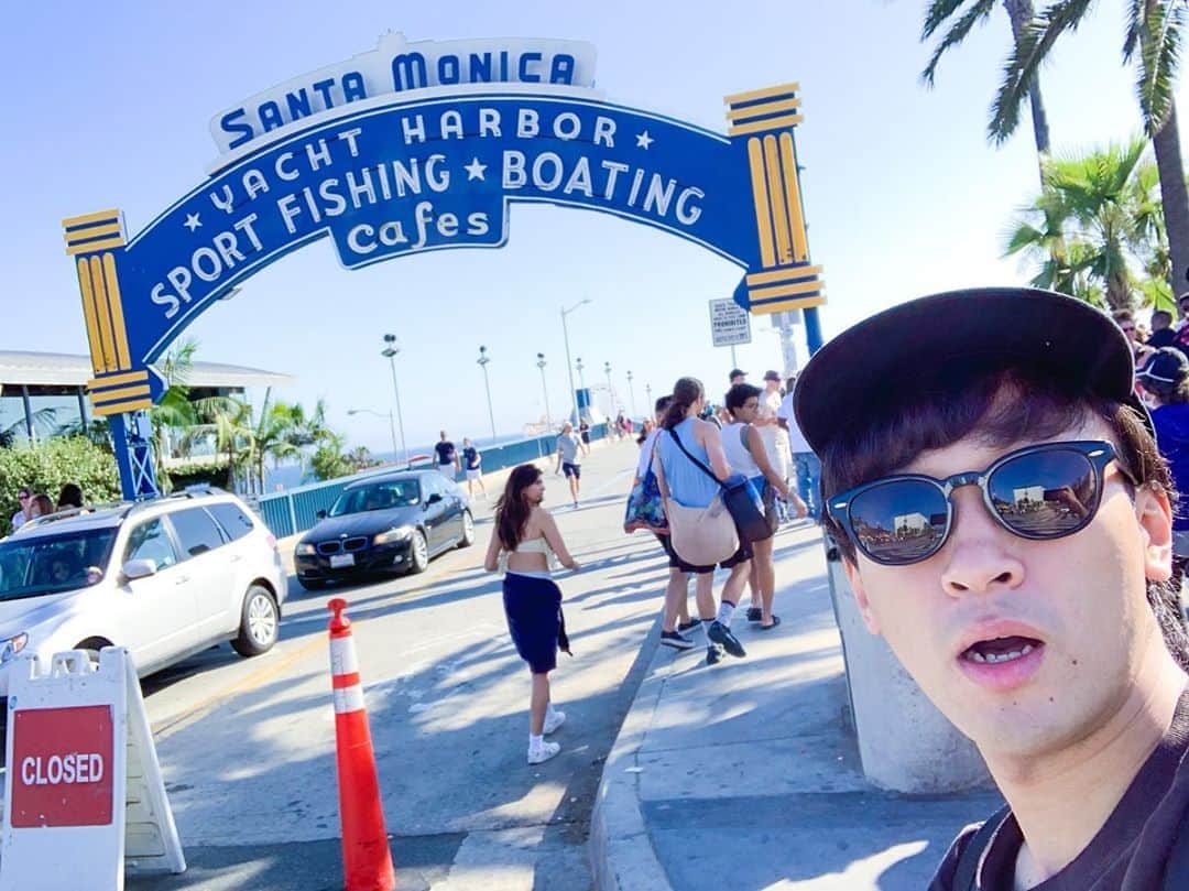 としみつのインスタグラム：「ほんの一瞬だけ、一人でロサンゼルスに行ってました！！ 短い滞在でしたが楽しかったです。  詳しくは動画をみてください！笑 https://youtu.be/jgciB0UBxf8」