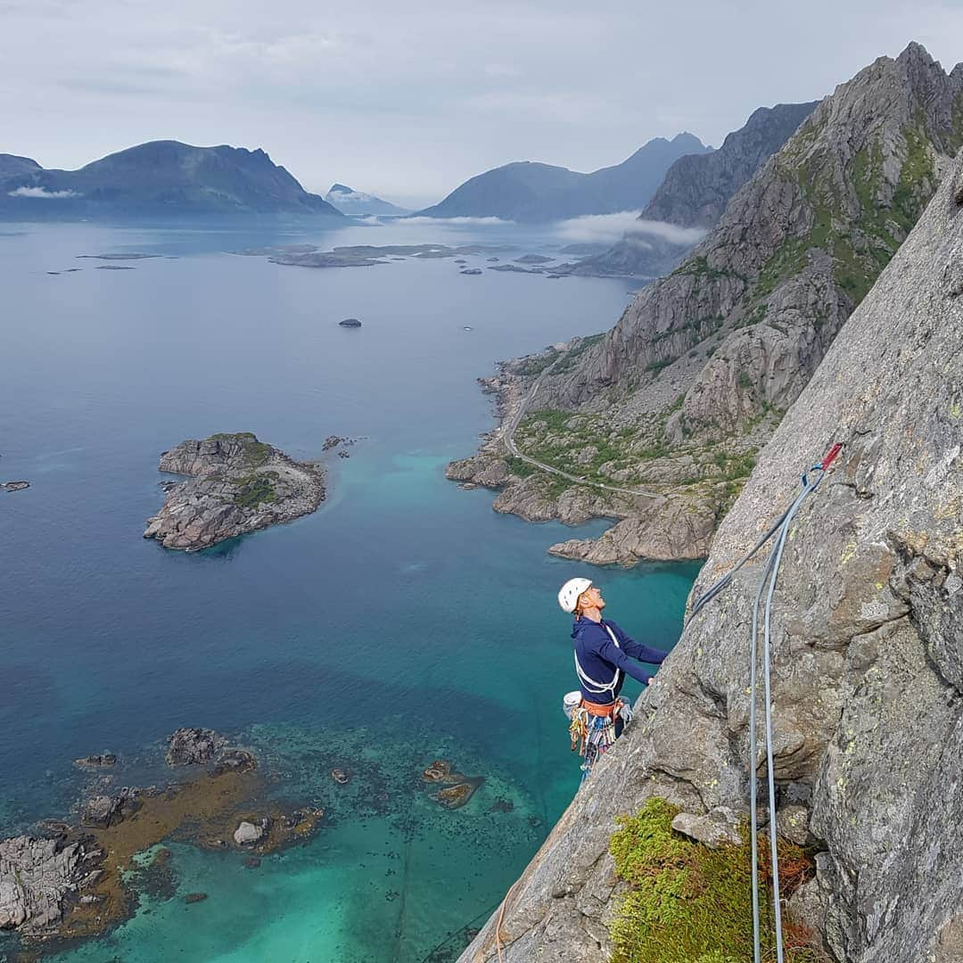 カタリーナ・ザーヴァインさんのインスタグラム写真 - (カタリーナ・ザーヴァインInstagram)「What a day! We started in the fog, got rained on and then this 😍. The 500 meter high Presten has amazing rock quality and some of the finest crack lines. @jorgverhoeven and I had a blast! Ready for more... . #weareoutthere #lofoten #norway #presten #climbing #tradclimbing #klettern #mehrseillänge #multipitch #thisview #seacliff #accesstheinaccessible #foryourmountain #helmetup」7月25日 1時00分 - katha_saurwein