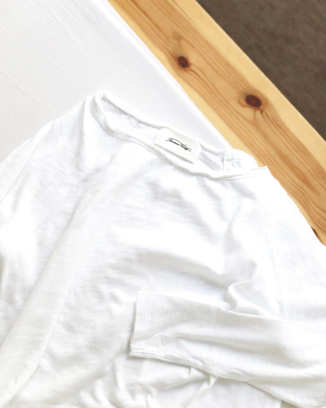 アメリカンビンテージのインスタグラム：「Ode to the white tee-shirt. In cotton or a linen blend, with the weight of heavy cloth or the flow of airy fabric, with a slub or brushed effect, short or long sleeves, a sportswear crew neck or a V neck... ⚪️⚪️ #americanvintage #iconic #musthave #basic #womenswear #menswear #white #teeshirt」