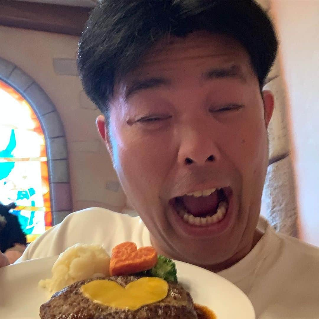 西川晃啓さんのインスタグラム写真 - (西川晃啓Instagram)「気絶ハンバーグ  梅雨明けが待ち遠しくて気絶  #あるある探検隊レギュラー#気絶#気絶の日々#ギャグ#梅雨明け#まだ#夏#暑いけど#やっぱり#スカッと#晴れて# ディズニー#ハンバーグ#」7月25日 0時53分 - kizetu