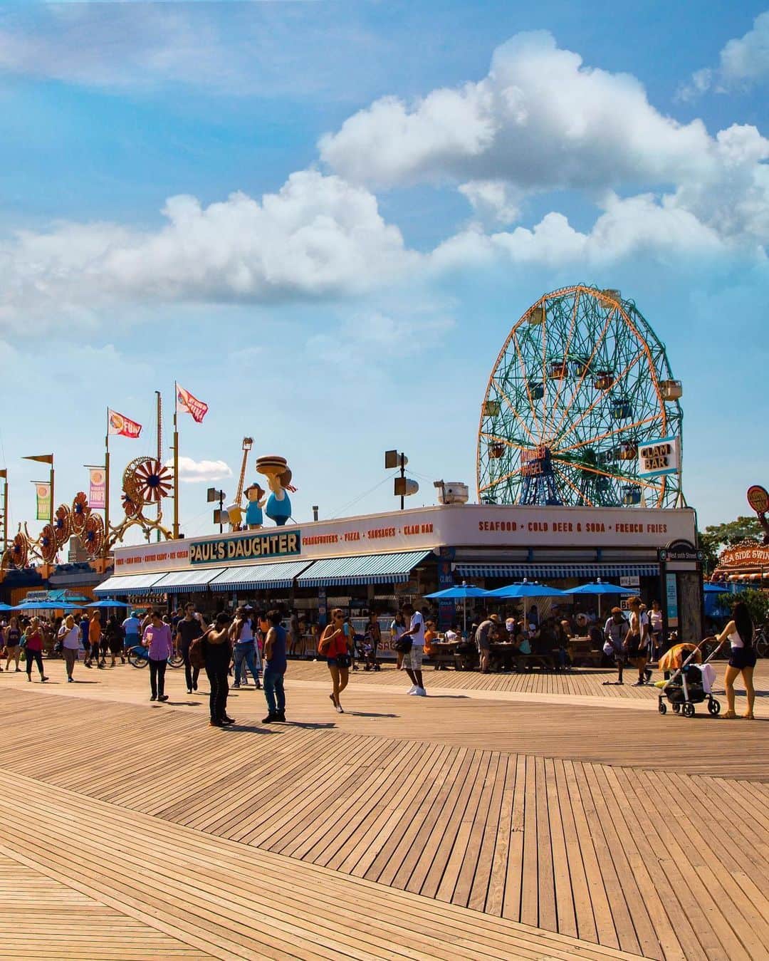 Bloomingdale'sさんのインスタグラム写真 - (Bloomingdale'sInstagram)「On Coney Island time 🏖️🎢 What's your favorite ride? . . . . . . . #ConeyIsland #Boardwalk #SummerVibes #NYCGram #Bloomingdales」7月25日 1時07分 - bloomingdales