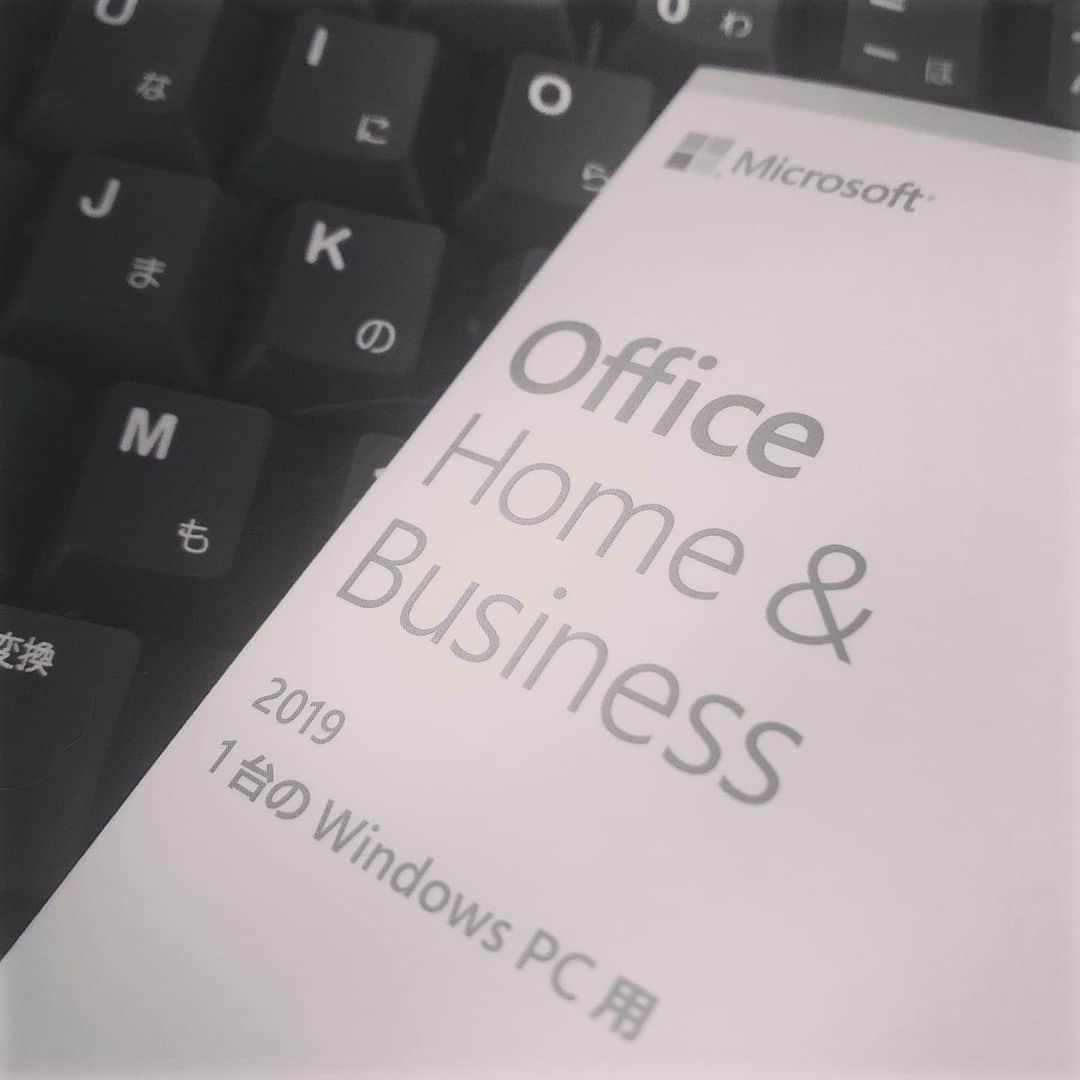 森永理科のインスタグラム：「新しいデスクトップWindowsかったー！ ど底辺から現行で一番良いスペックにしたから、速さが尋常じゃない。感動的だよ。 OfficeもAdobeCCもいっぱい使うぞー アプリもガンガン入れるんだーい。」