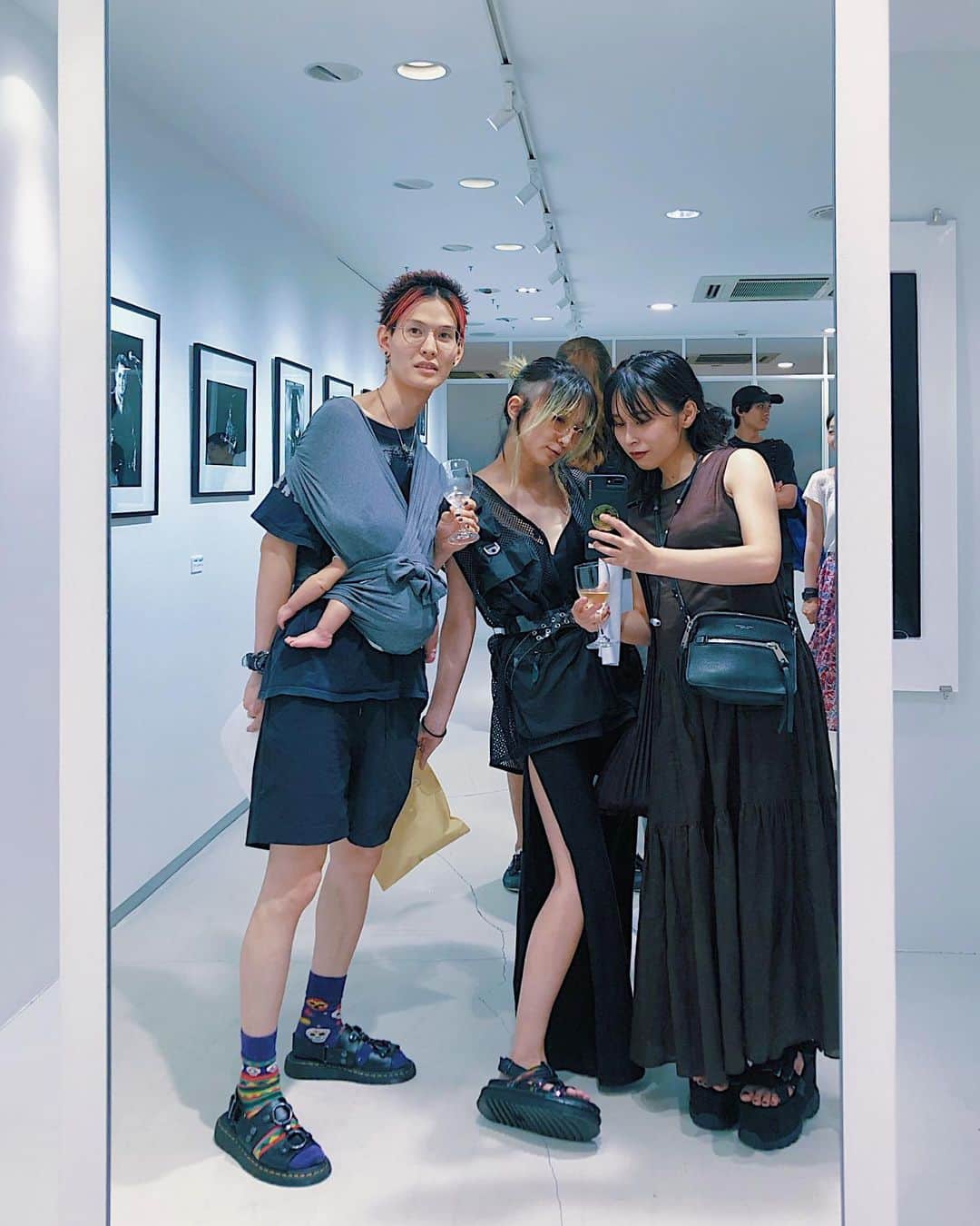 CHiNPANさんのインスタグラム写真 - (CHiNPANInstagram)「久慈さんに誘ってもらってagnès b. 主催のRICHARD BELLIA 写真展“THE CURE”Opening Receptionへ⚫️夫ちゃんが大好きなCURE、実はロバートスミスのTシャツ着てるんだけど赤子の抱っこ紐で見えない😂 私はお洒落ぶってますが釣りベストをベルトで縛って着てます。子供のあれやこれや釣りベストのポッケに入れられるので便利🎣 あとGUのブラトップは授乳の神。 #アニエスべー #thecure #agnesb #いかつい母ちゃん  @agnesb_galerie_boutique」7月25日 1時08分 - 13chinpan