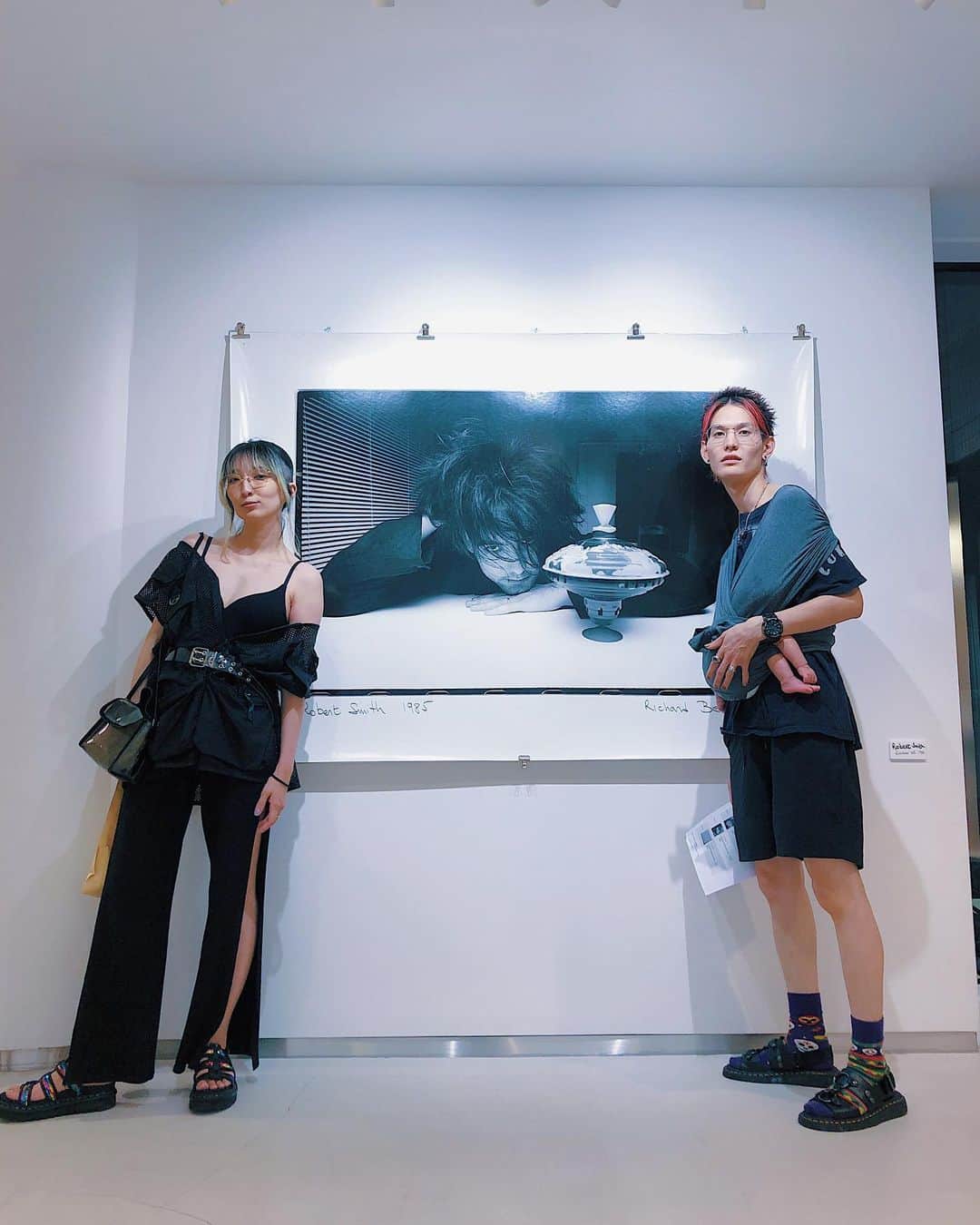 CHiNPANさんのインスタグラム写真 - (CHiNPANInstagram)「久慈さんに誘ってもらってagnès b. 主催のRICHARD BELLIA 写真展“THE CURE”Opening Receptionへ⚫️夫ちゃんが大好きなCURE、実はロバートスミスのTシャツ着てるんだけど赤子の抱っこ紐で見えない😂 私はお洒落ぶってますが釣りベストをベルトで縛って着てます。子供のあれやこれや釣りベストのポッケに入れられるので便利🎣 あとGUのブラトップは授乳の神。 #アニエスべー #thecure #agnesb #いかつい母ちゃん  @agnesb_galerie_boutique」7月25日 1時08分 - 13chinpan